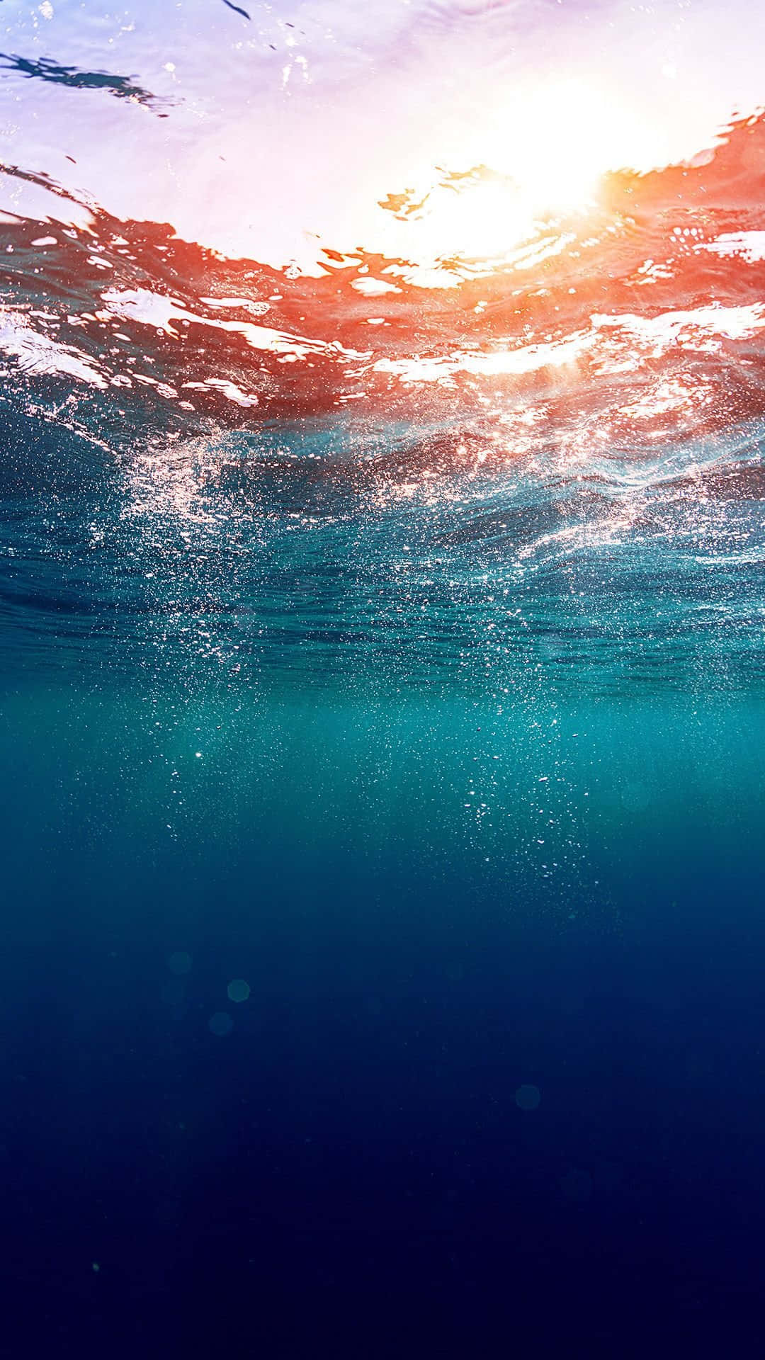 Unhombre Está Nadando En El Océano Fondo de pantalla