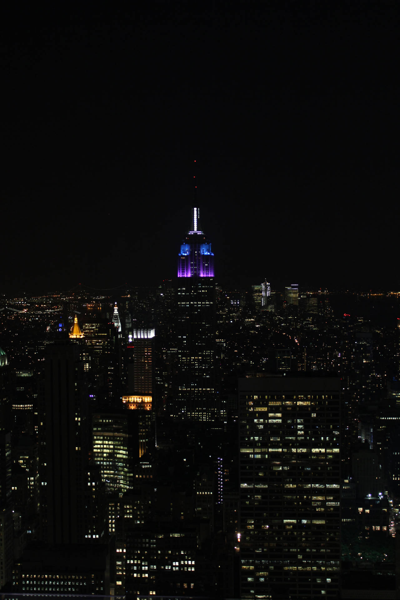 Skylineilluminata Dalla Luna Dell'empire State, New York Di Notte Su Sfondo Per Iphone Sfondo