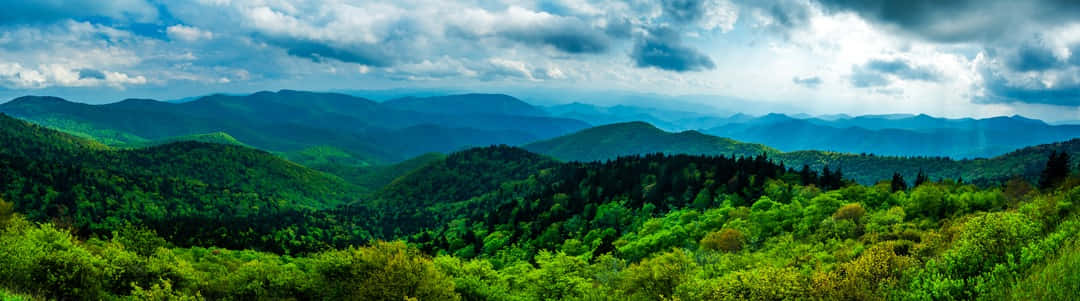 Blue Ridge Mountains: A picturesque view of the Appalachian scenery in Blue Ridge, Georgia. Wallpaper