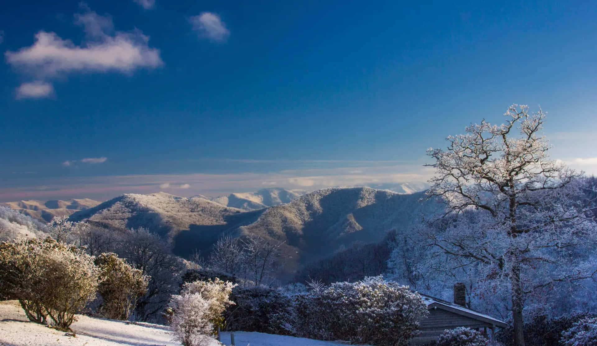 A picture-perfect view of the Blue Ridge Mountains Wallpaper