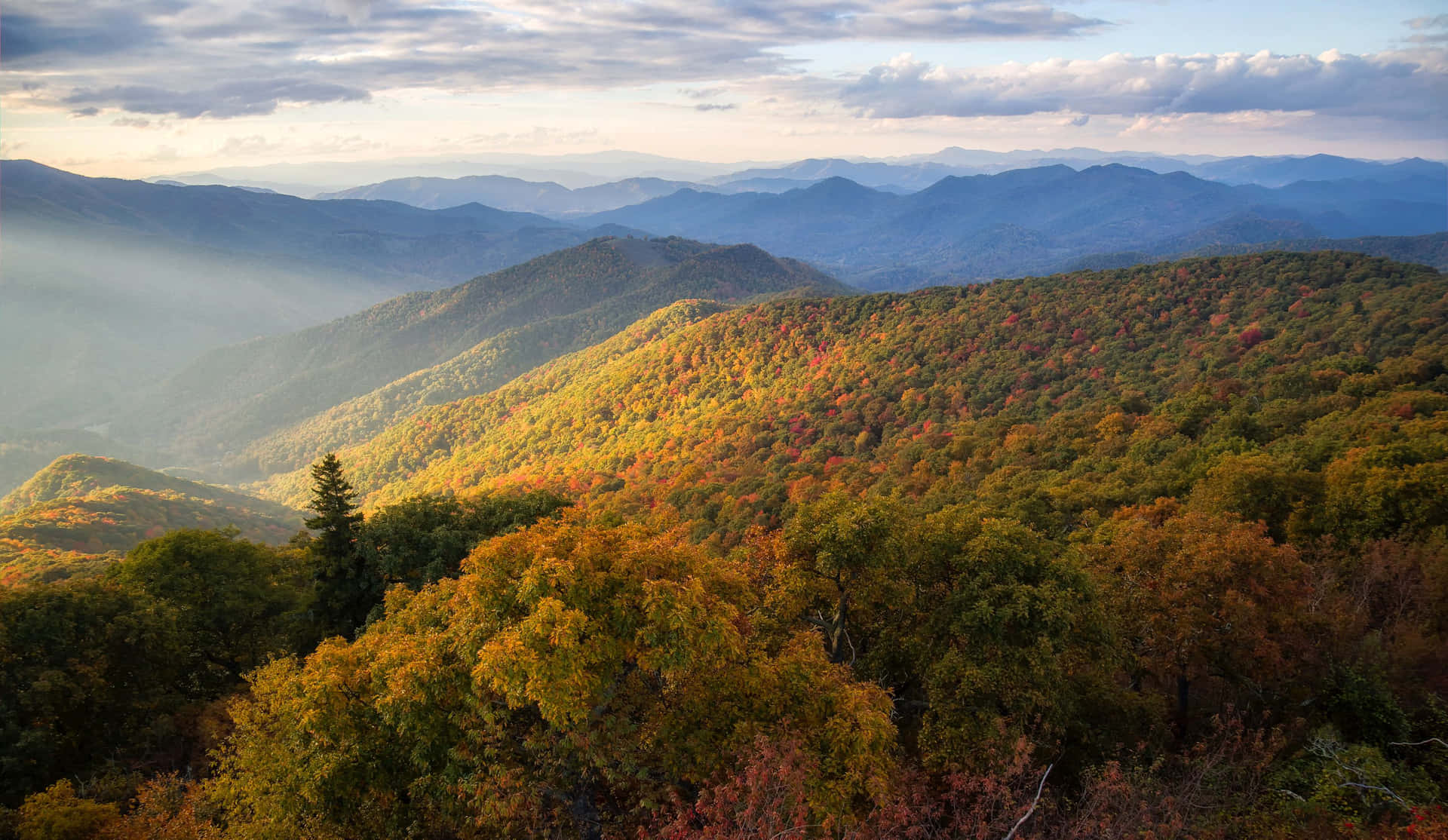 Breathtaking Views of the Blue Ridge Mountains Wallpaper
