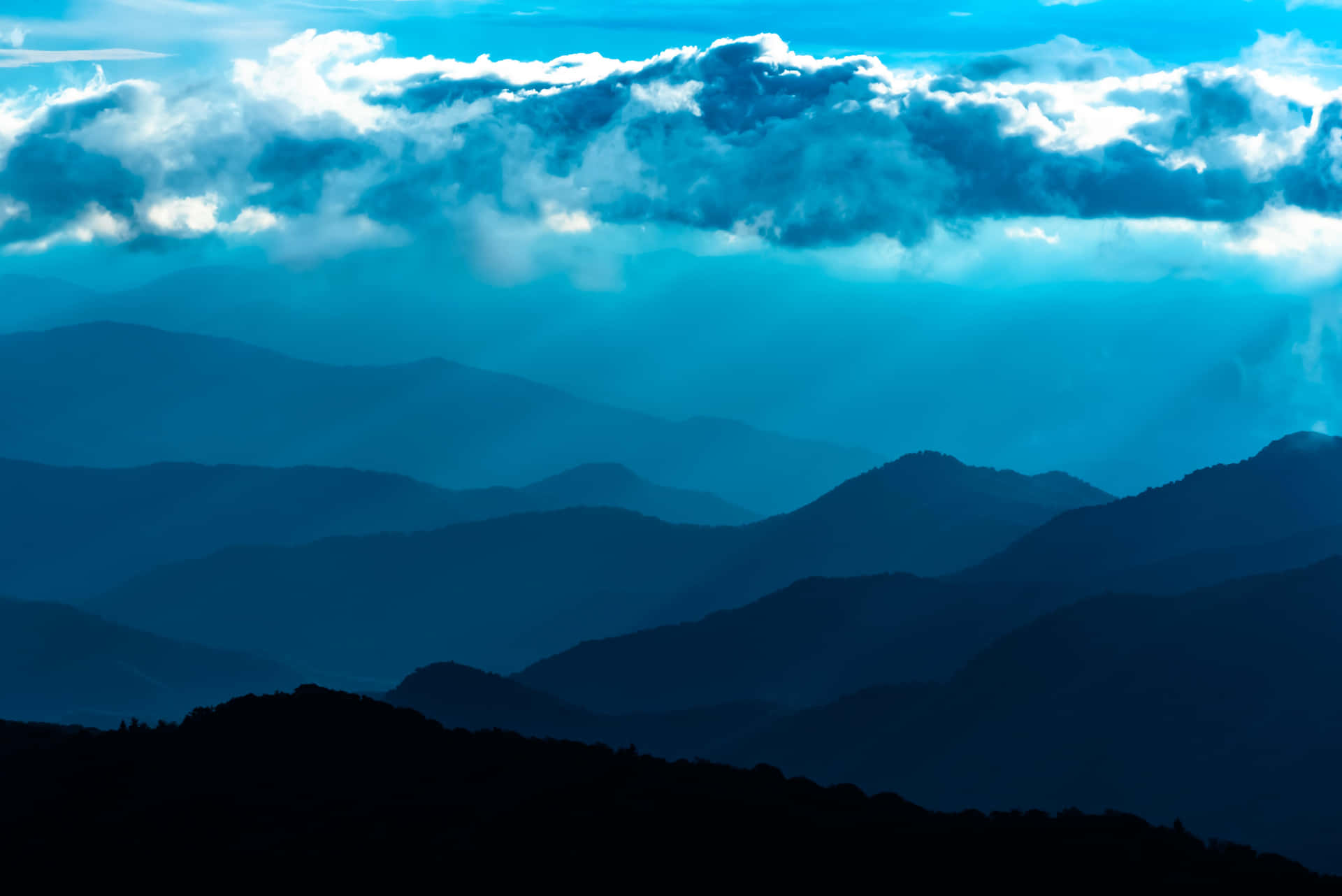 Enjoy the beautiful landscape of the Blue Ridge Mountains Wallpaper