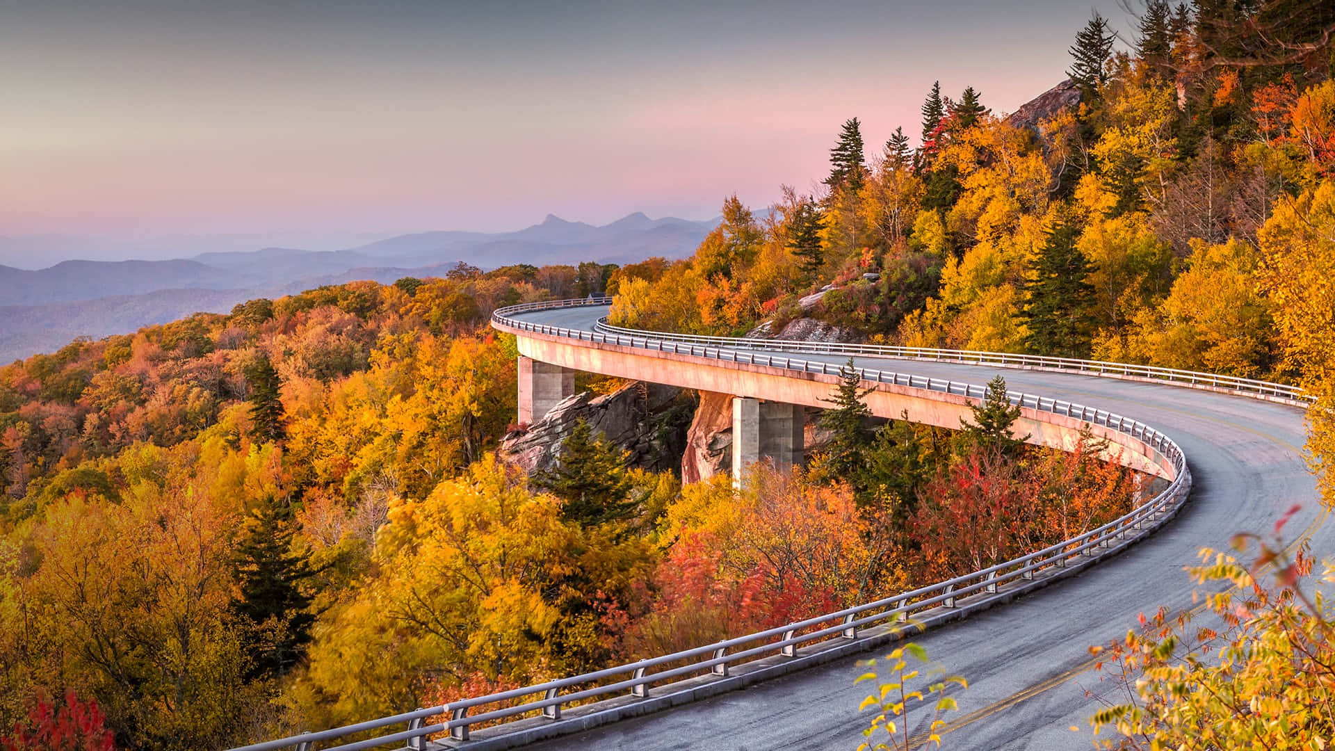 Exploring the beauty of the Blue Ridge Parkway Wallpaper
