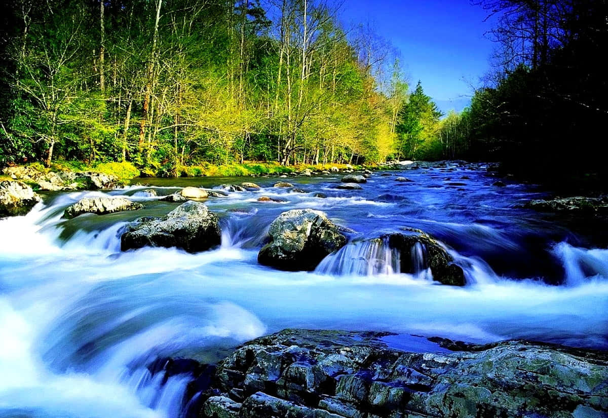 Blauerfluss Mit Rauschendem Wasserfall Naturfotografie Wallpaper