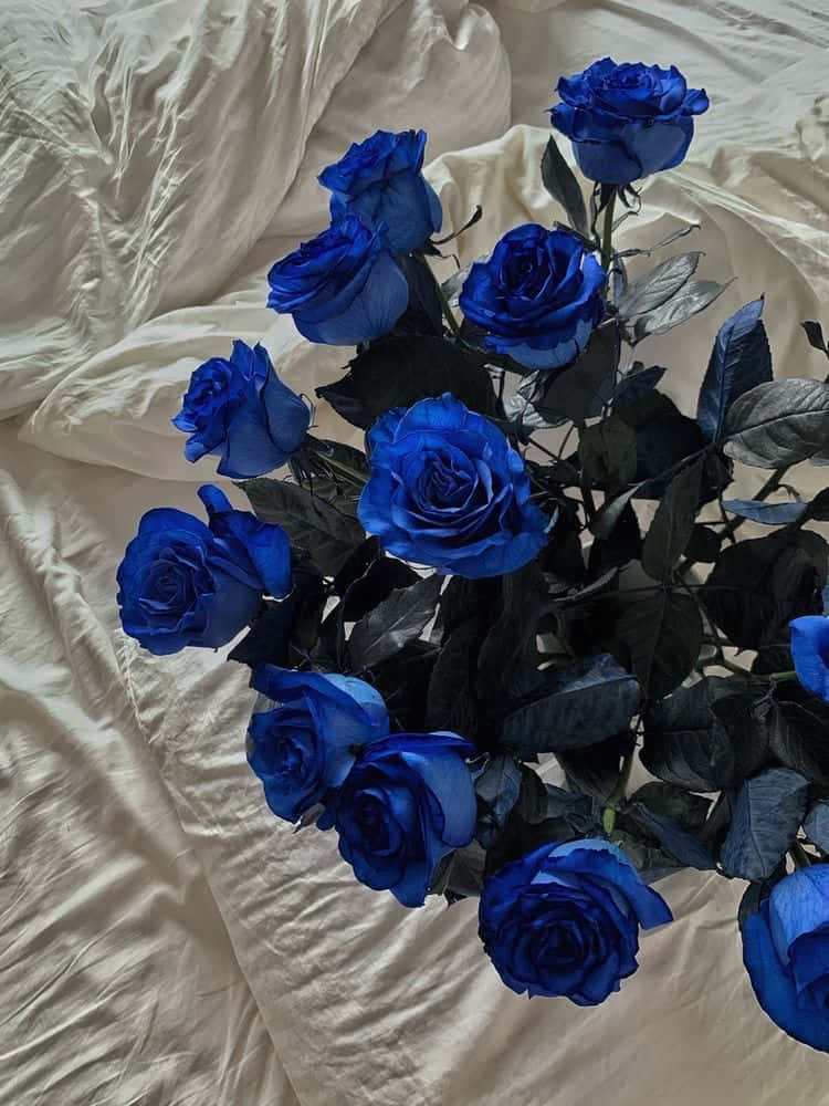 Imagende Un Ramo De Rosas Azules En Una Cama