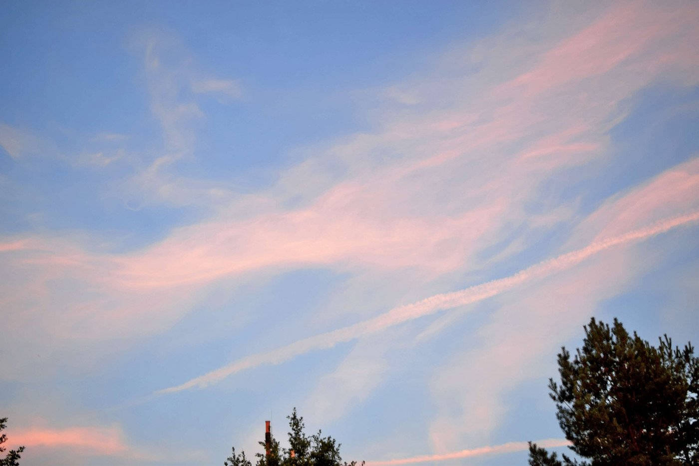Blå himmel og pink skyer tapet Wallpaper