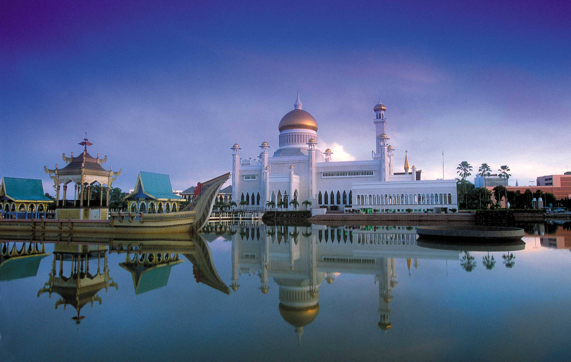 Blauehimmel Über Einer Moschee In Brunei Wallpaper