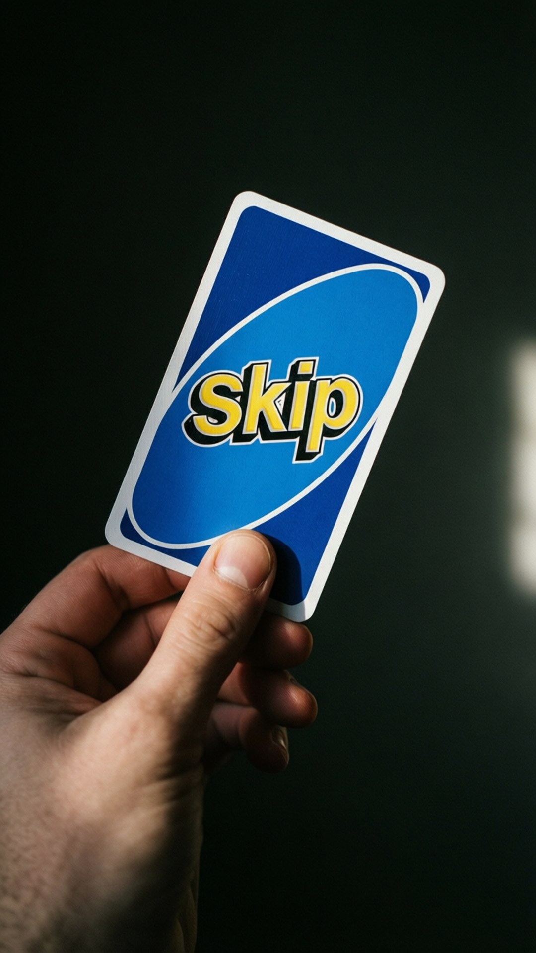 Blåt Skip Dramatisk Wallpapers — Dramatisk tapet af en hånd, der holder et blåt Uno Skip-kort i mørk belysning.