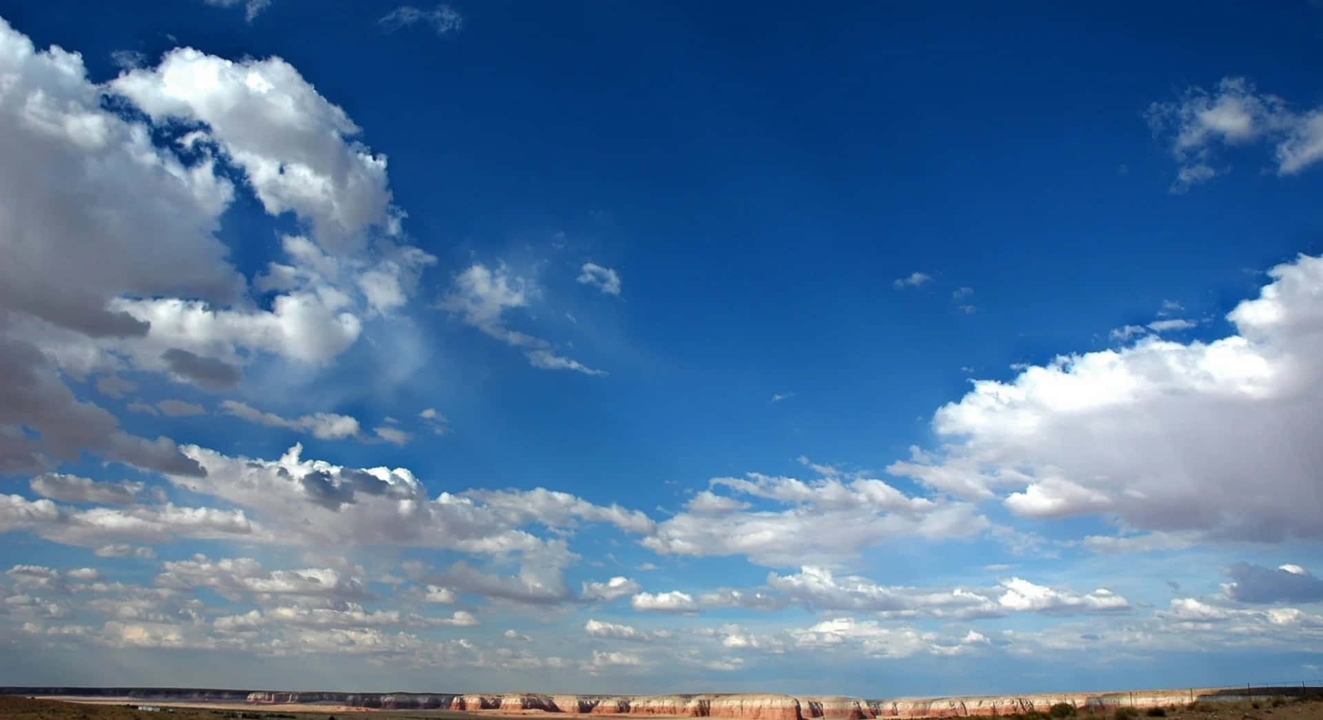 Enblå Himmel Med Skyer Over En Ørken.