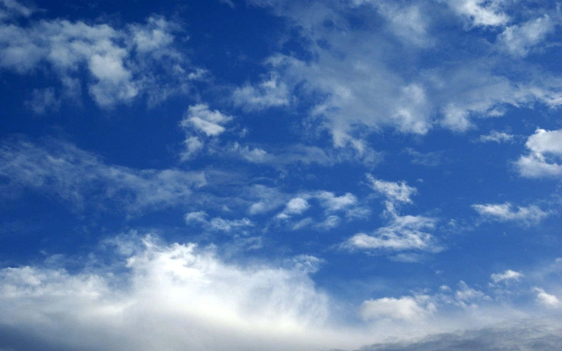 Umcéu Azul Com Nuvens Brancas