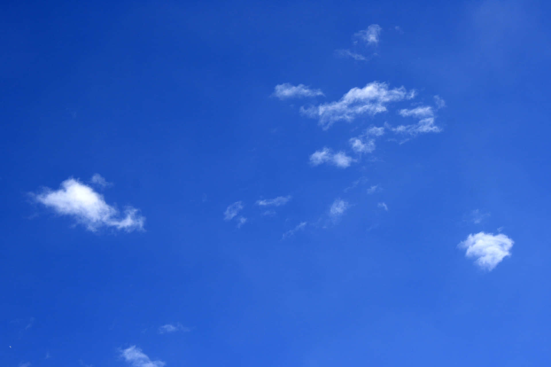 Einatemberaubender Blick Auf Den Strahlend Blauen Himmel
