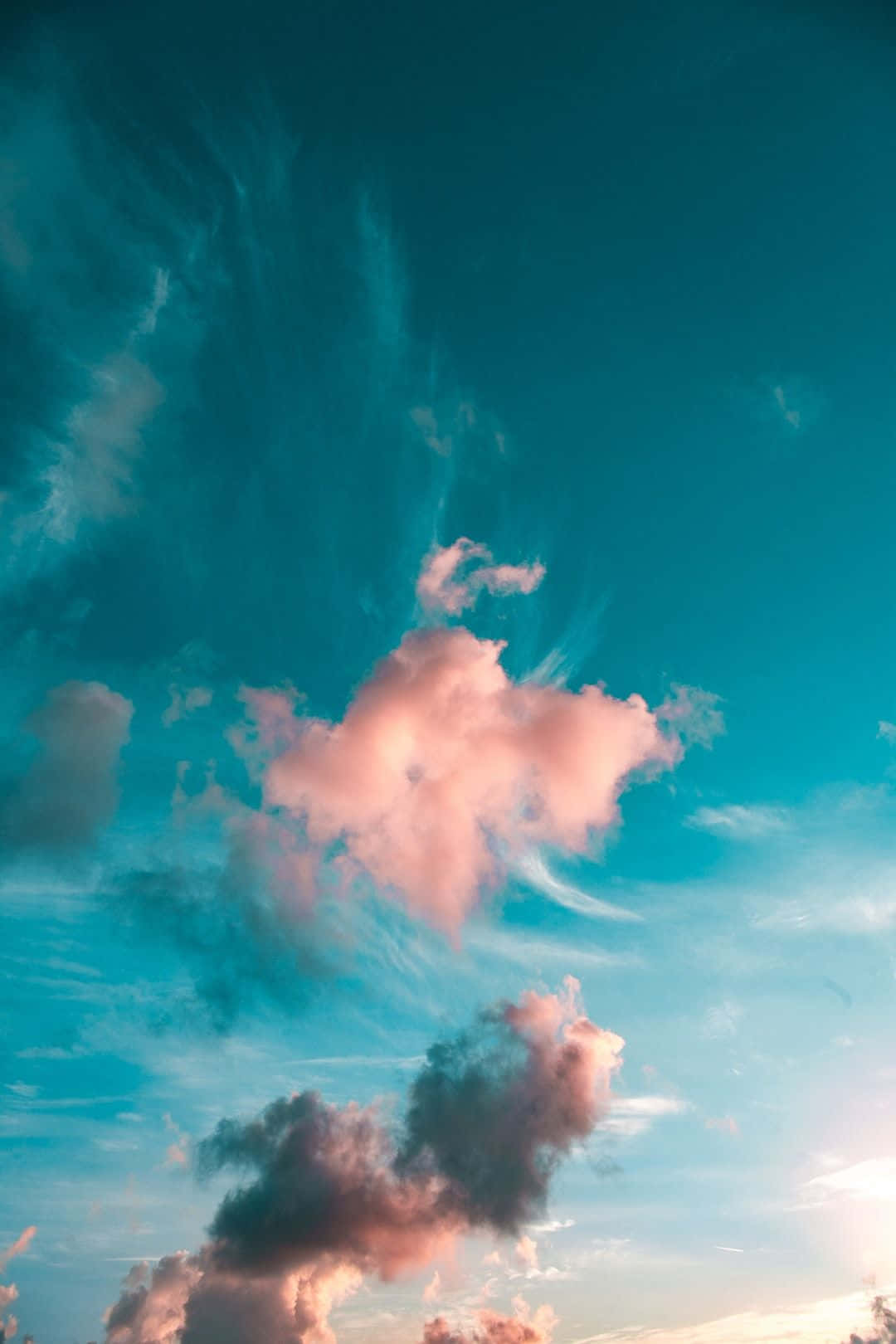 Einblauer Himmel Mit Wolken Und Einem Boot. Wallpaper