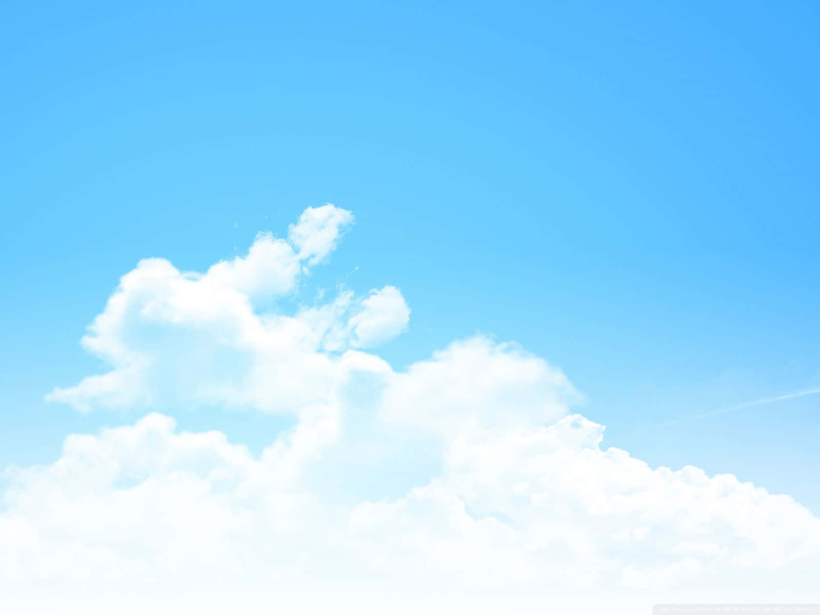 Einblauer Himmel Mit Wolken Und Einem Flugzeug, Das Darüber Fliegt. Wallpaper