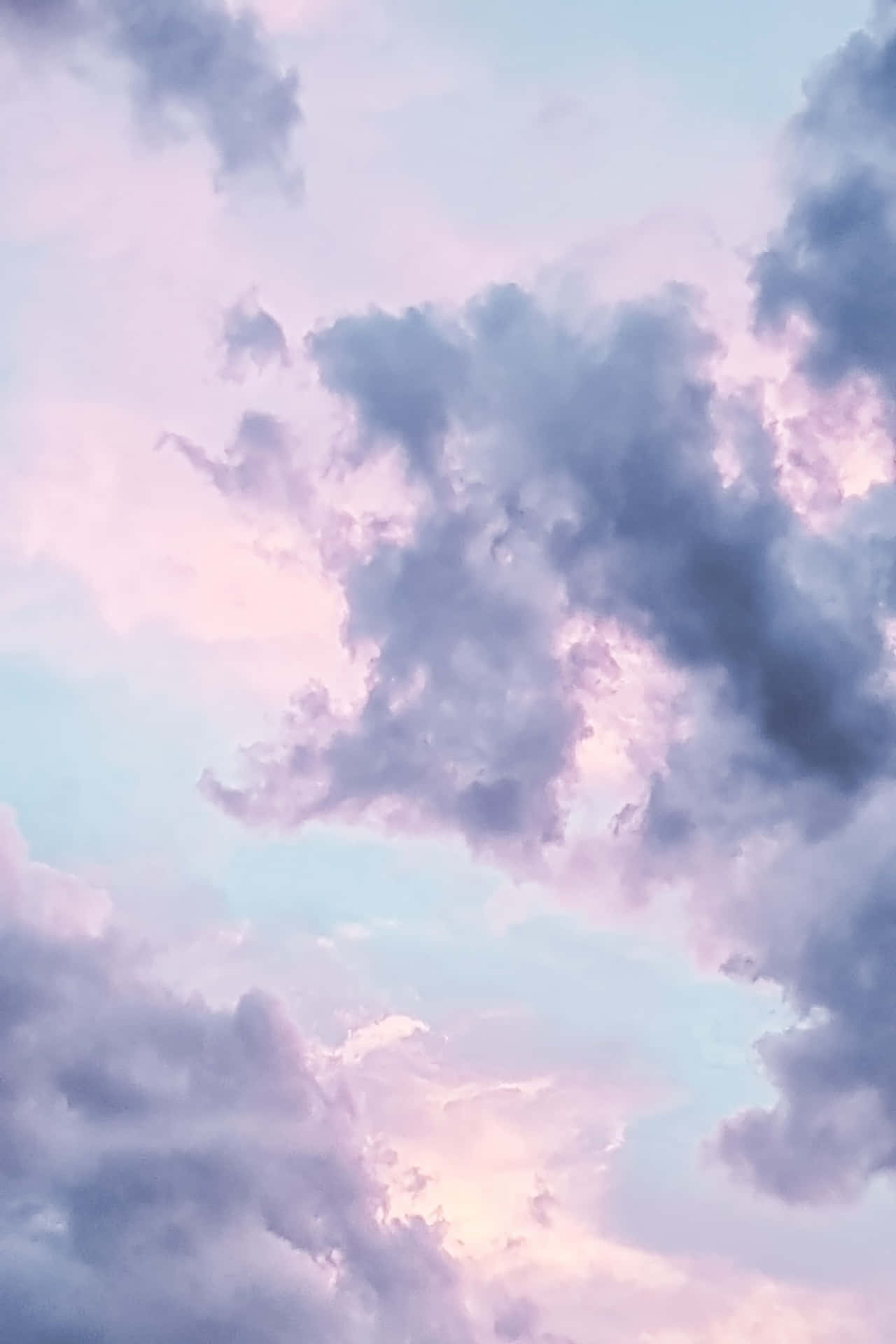 Einvioletter Und Pinker Himmel Mit Wolken. Wallpaper