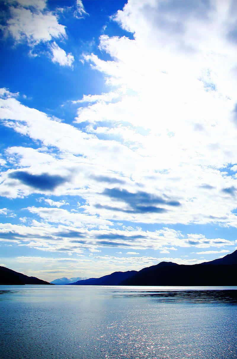 Cieloazul En El Lago Loch Ness. Fondo de pantalla