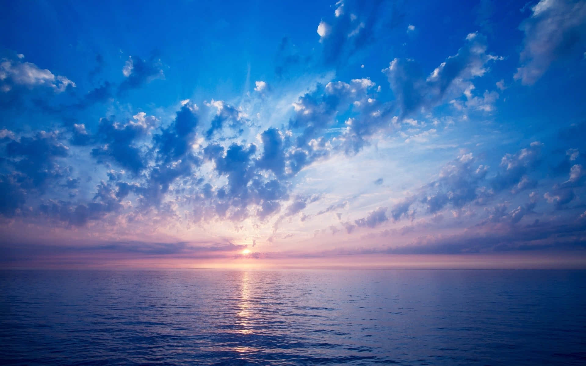 Umcéu Azul Com Nuvens Sobre O Oceano.