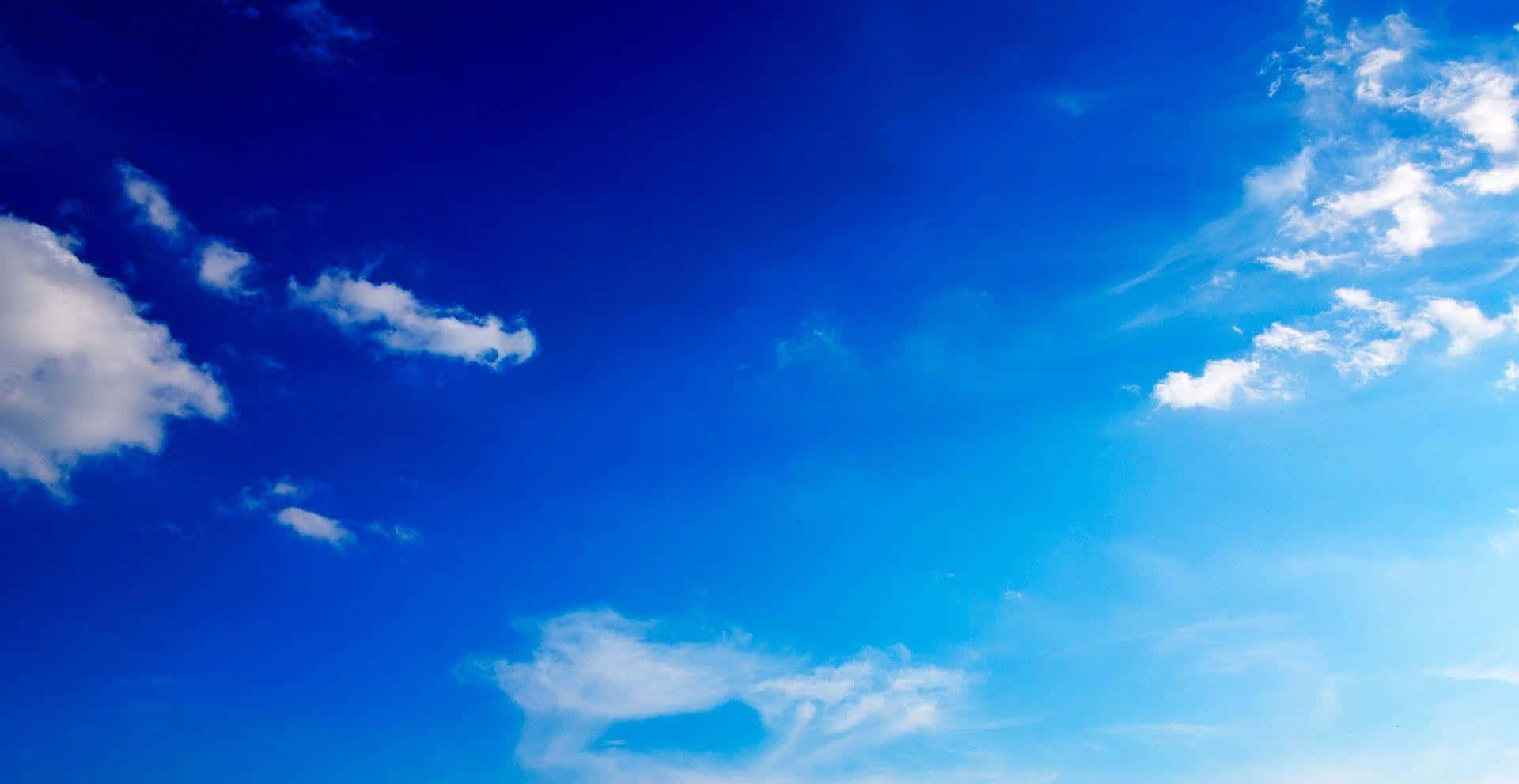 Umcéu Azul Com Nuvens Brancas