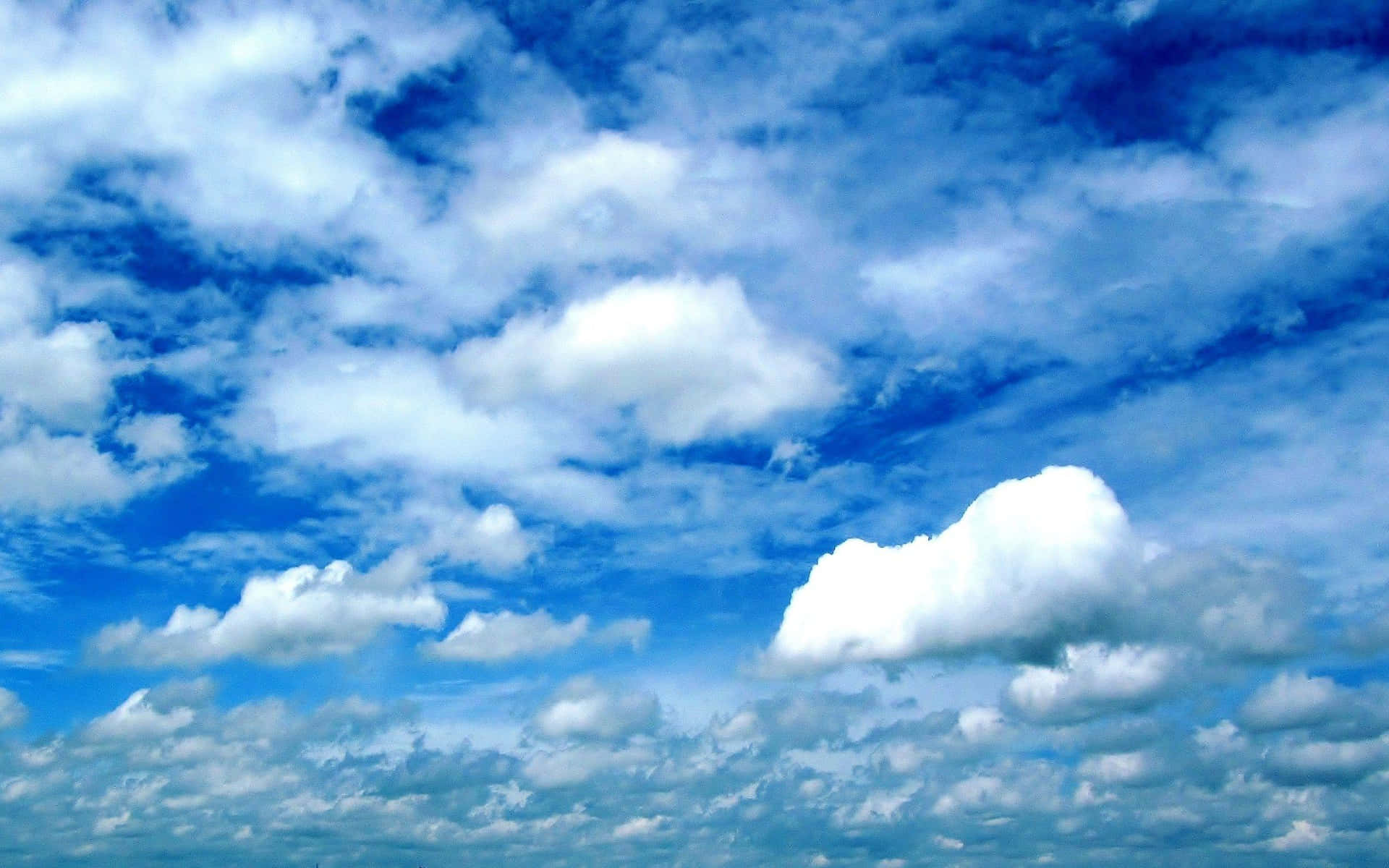 Einstrahlend Blauer Himmel Bildet Die Kulisse Für Den Ultimativen Tag Voller Abenteuer.