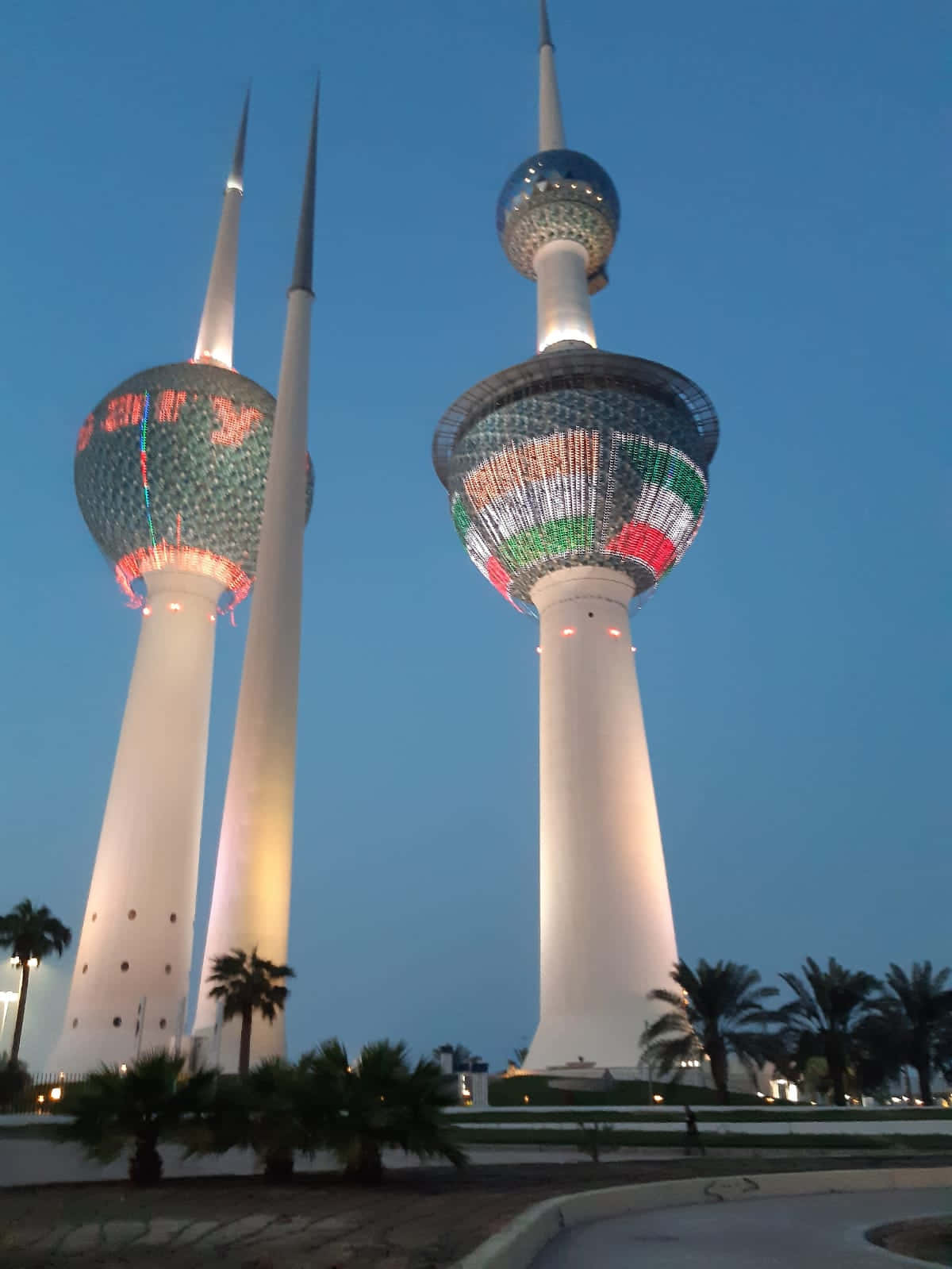 Cieloazul Detrás De Las Torres De Kuwait Fondo de pantalla
