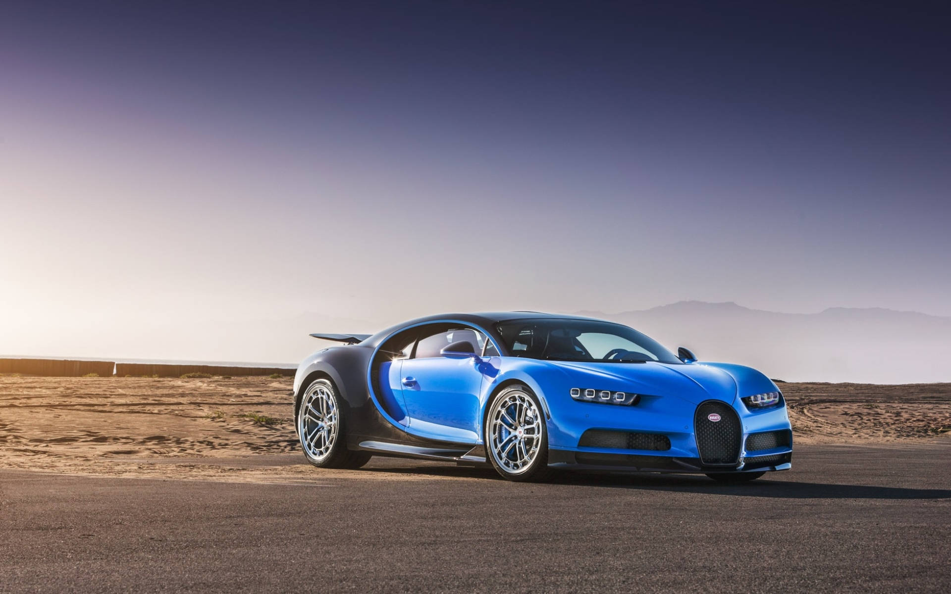 Autosportiva Blu Su Strada Nel Deserto Sfondo