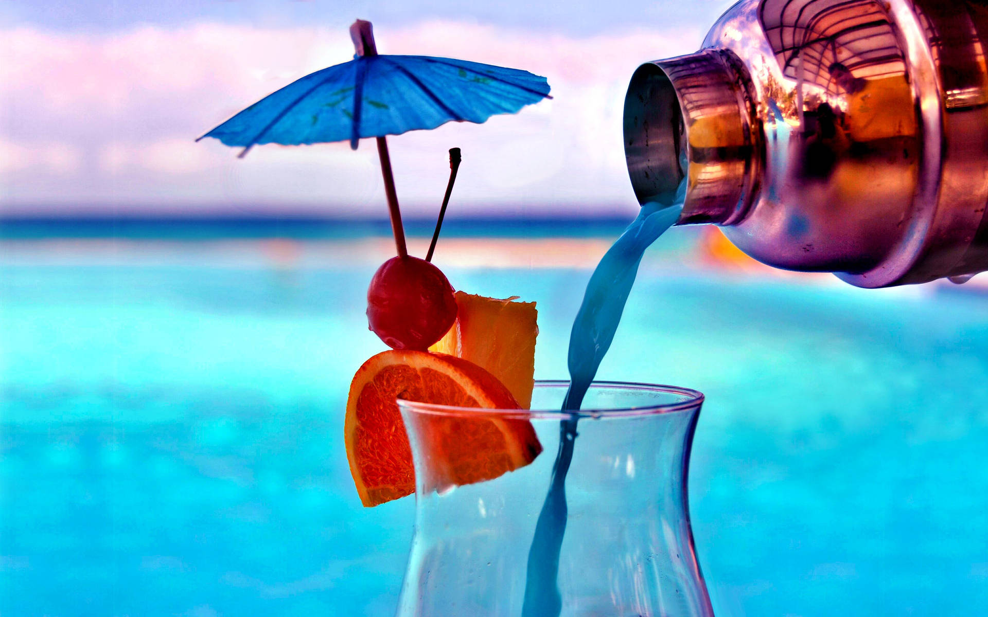 Bevanda Tropicale Blu Che Versa In Un Bicchiere Sfondo