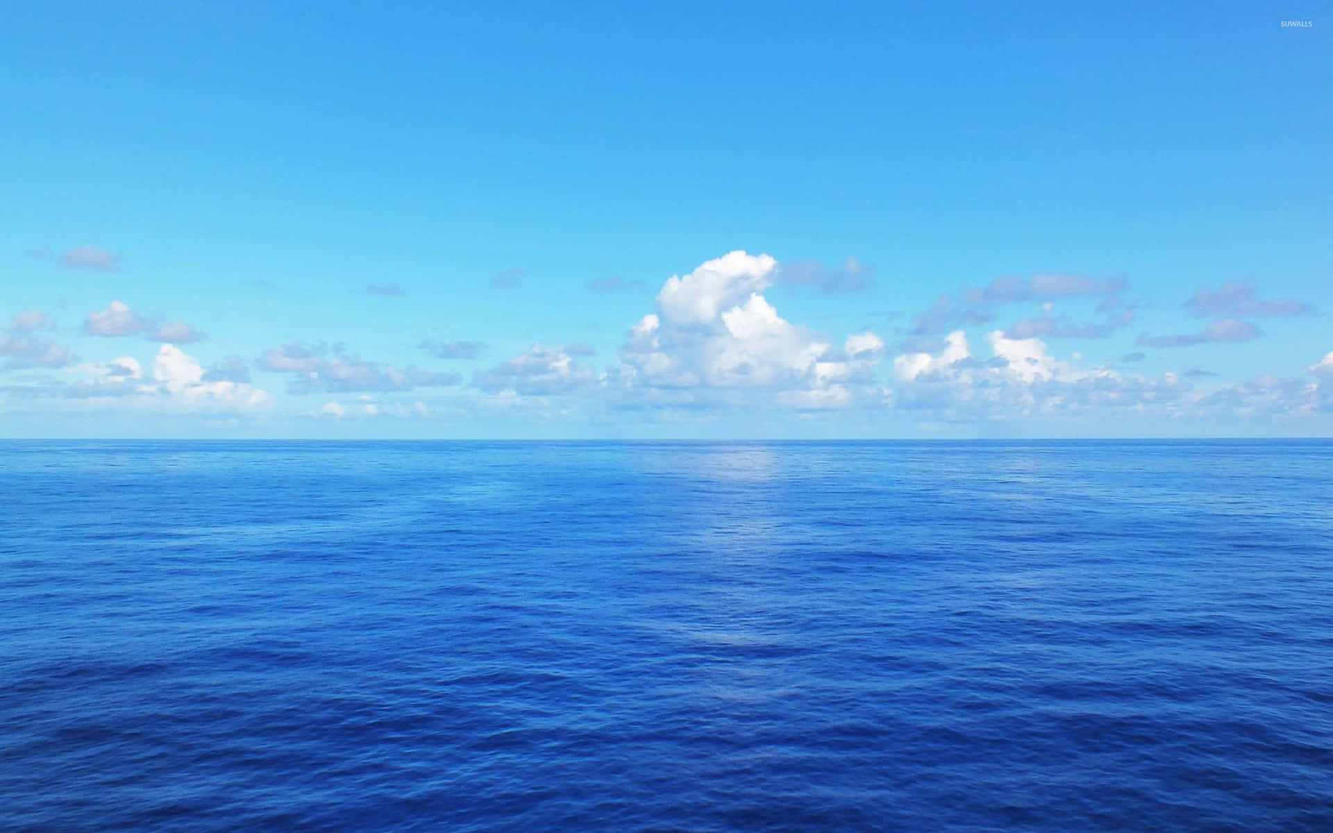 Enblå Ocean Med Moln Och Blå Himmel