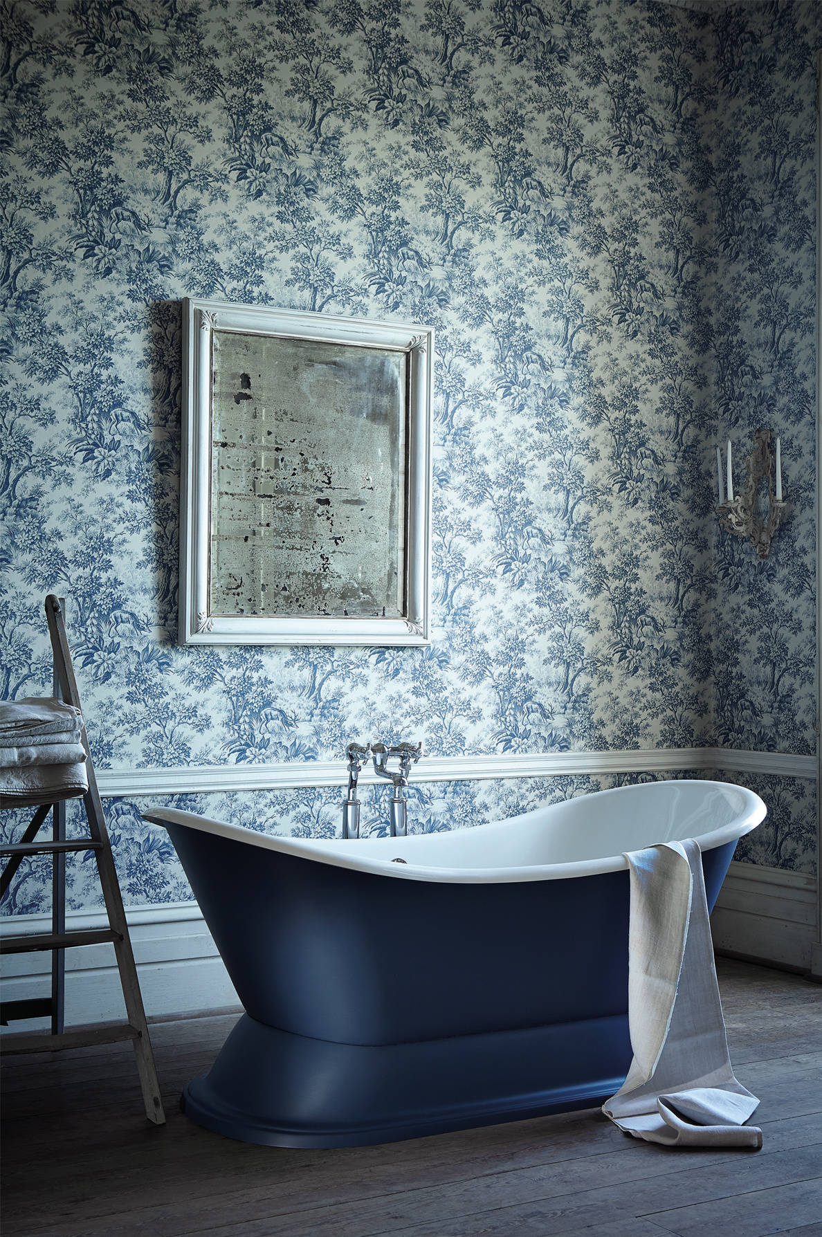 Blue White Bathtub Wallpaper