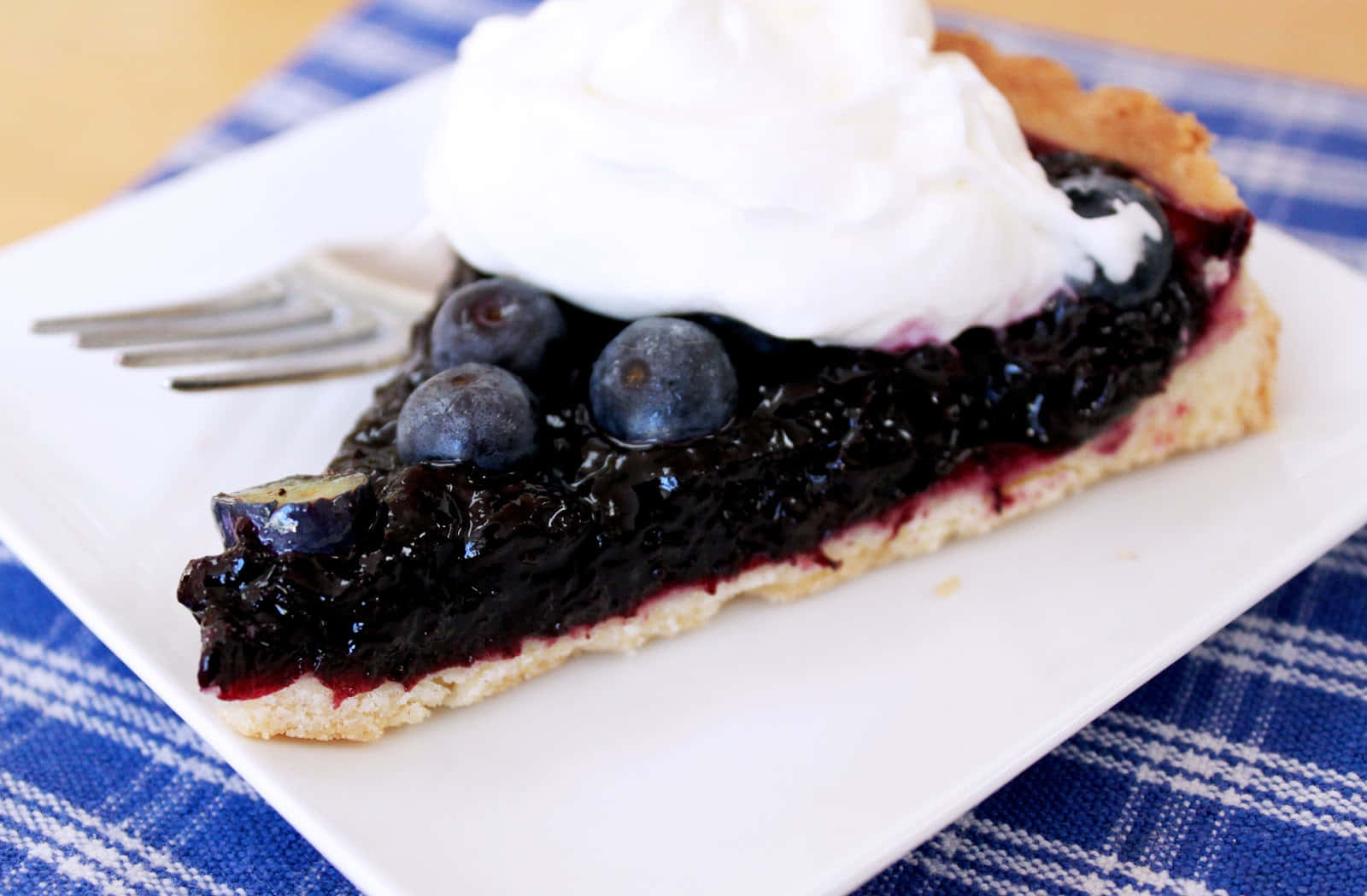 A freshly-baked blueberries tart to satisfy your sweet tooth Wallpaper