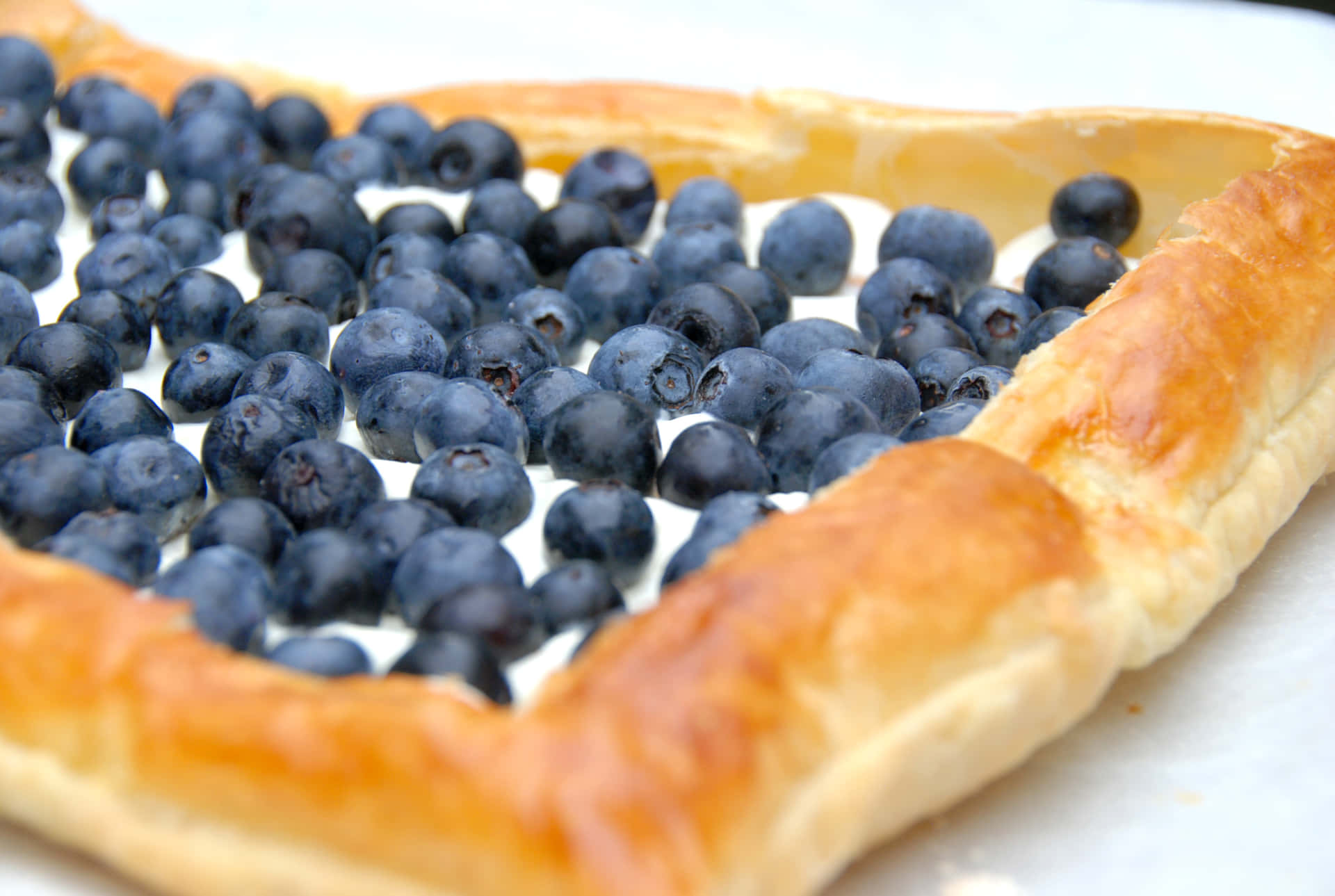 Delicious blueberry tart with fresh cream Wallpaper