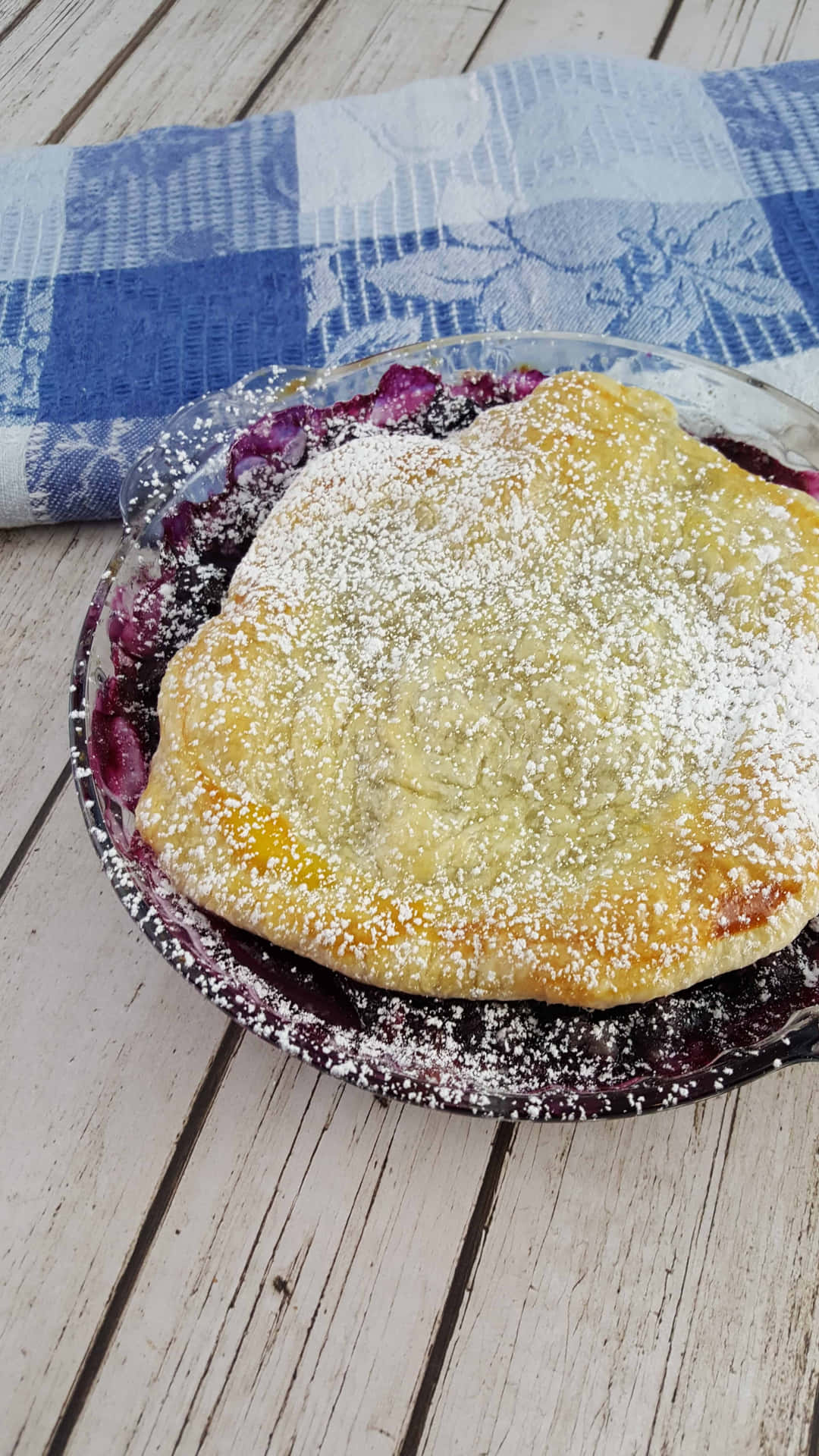 A fresh and delicious blueberries tart, ready to be devoured! Wallpaper