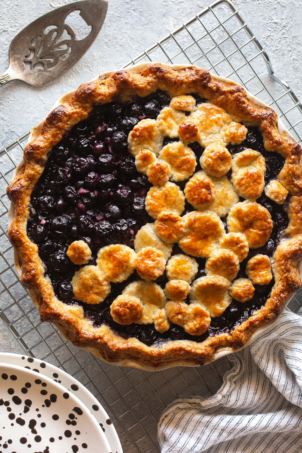"Indulge in this sweet, juicy blueberry pie!" Wallpaper