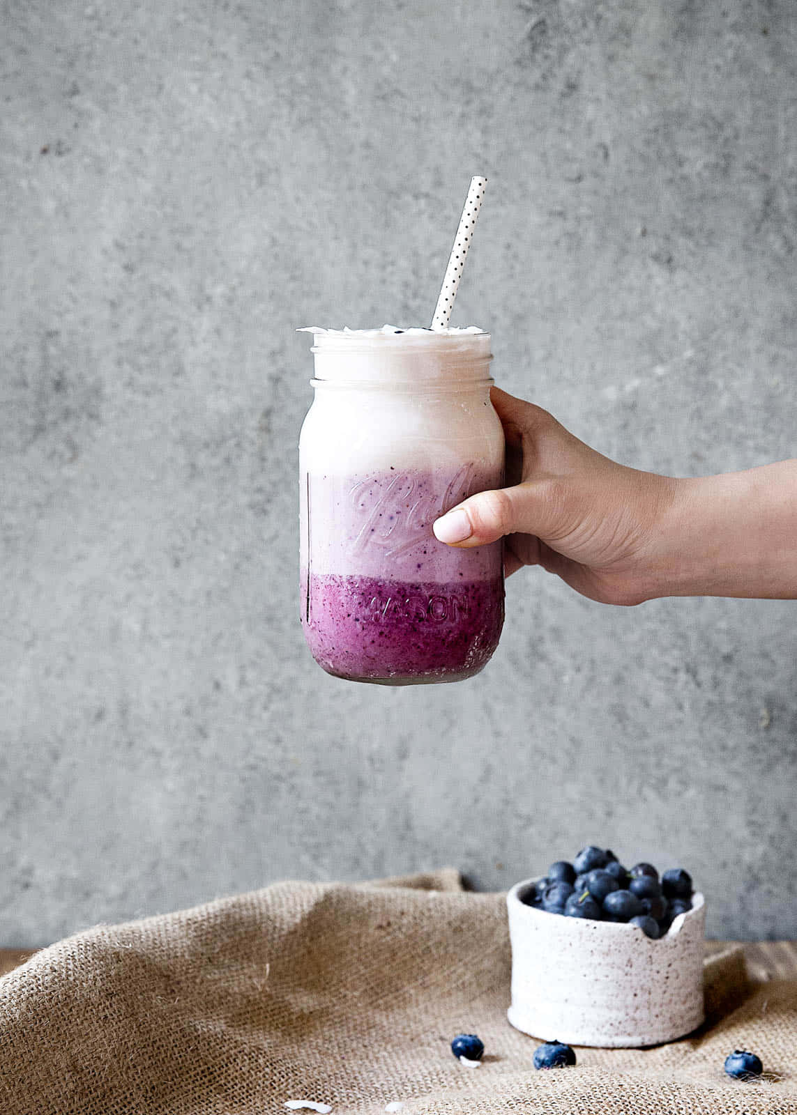 Disfrutadel Delicioso Sabor Del Batido De Arándanos En Un Cálido Día De Verano. Fondo de pantalla