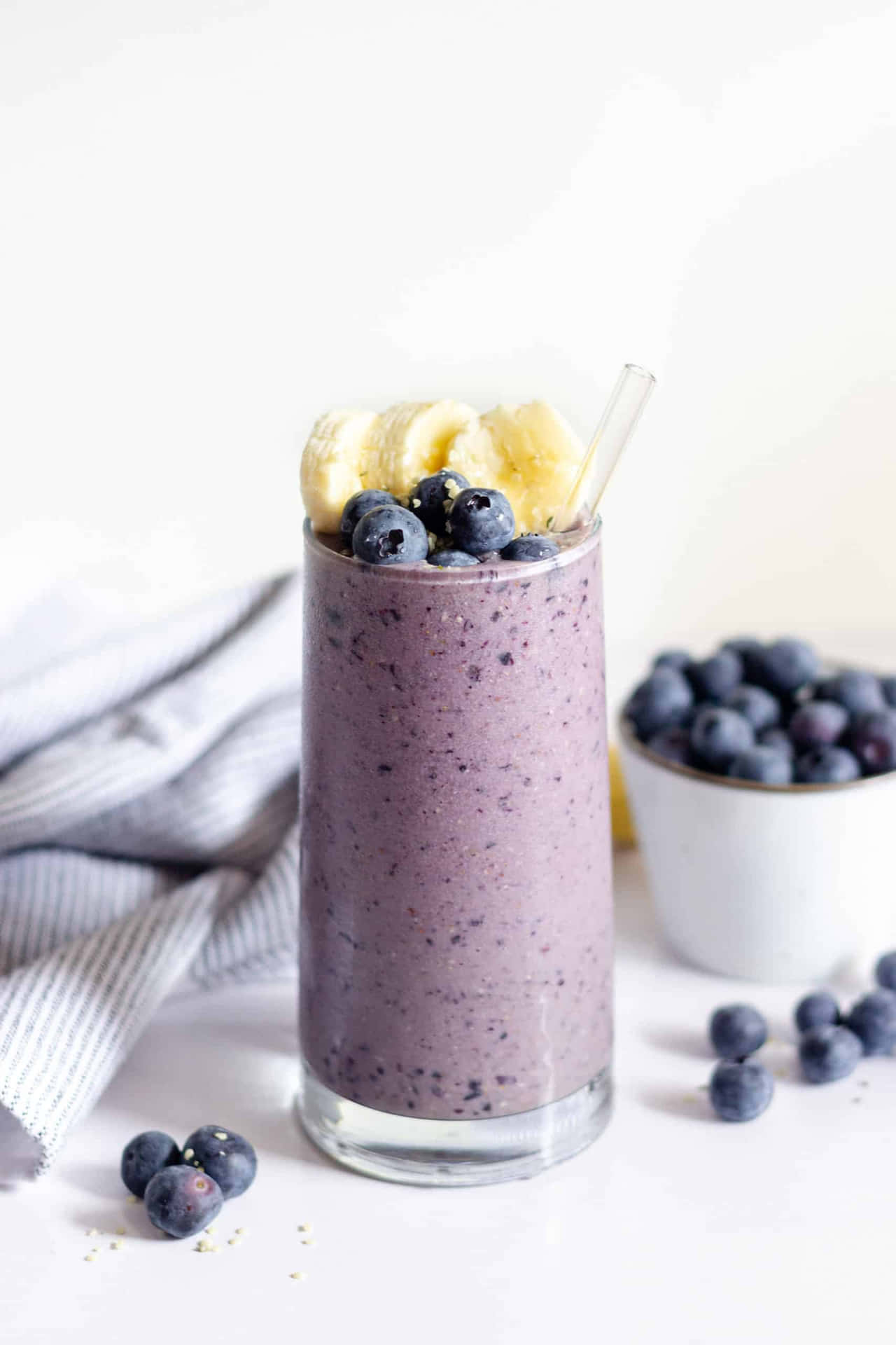 Download Enjoy a refreshing and healthy blueberry smoothie. Wallpaper ...