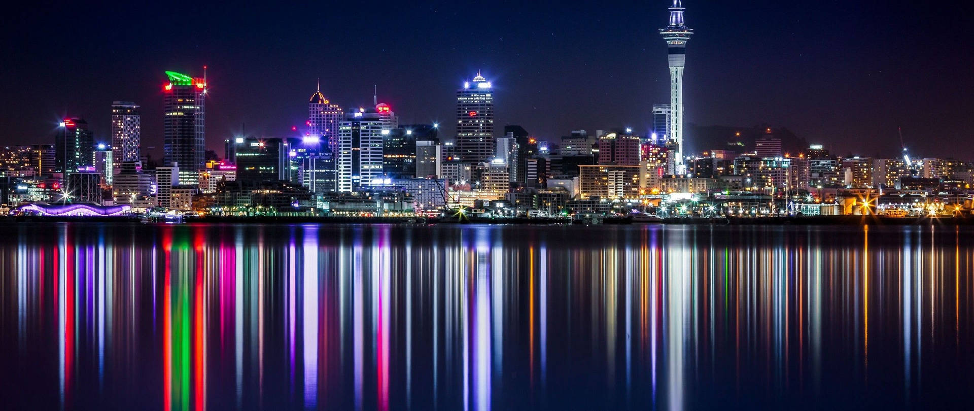 Blurred city skyline of an urban cityscape Wallpaper