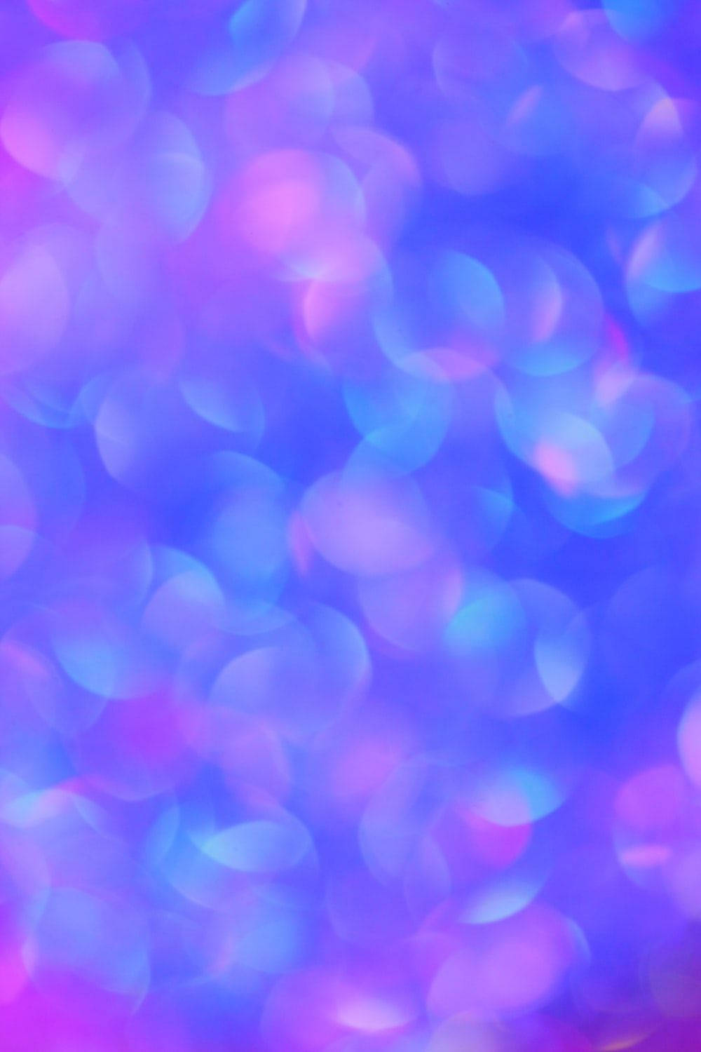 Blurrede lyskilder i lys lilla iPhone tapet Wallpaper