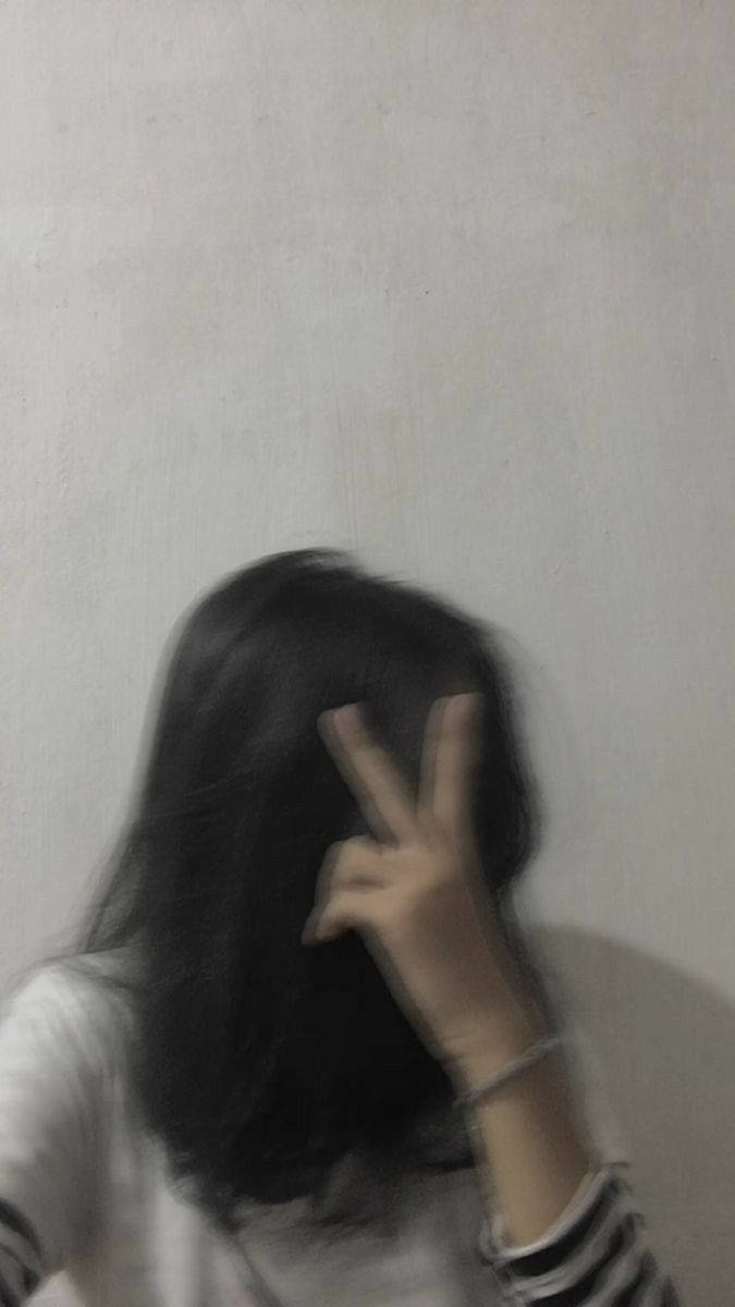 Blurry Girl With Peace Sign PFP Aesthetic Wallpaper