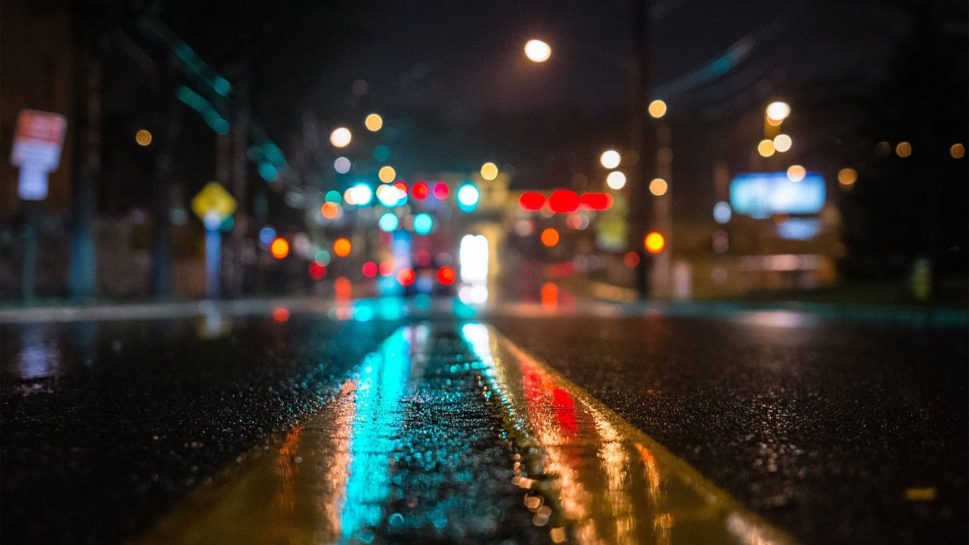 A blurry night street in the rain Wallpaper