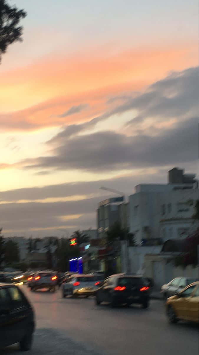 Verschwommeneautos Auf Der Straße Bei Sonnenuntergang Bild