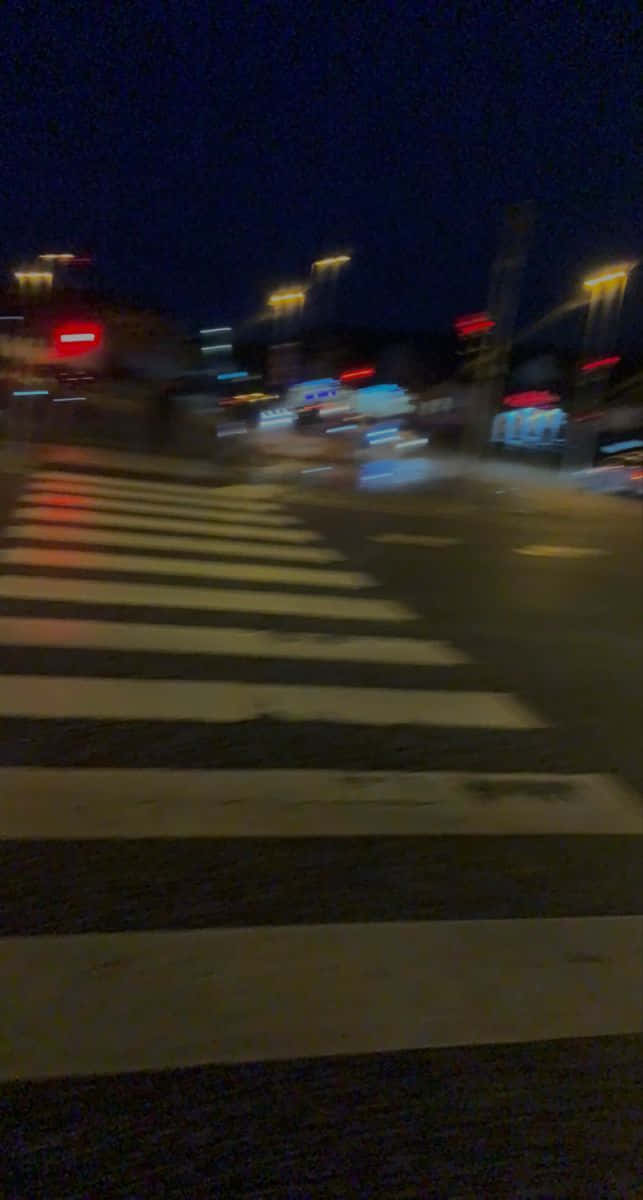 Imagende Carril Peatonal Borroso En La Noche