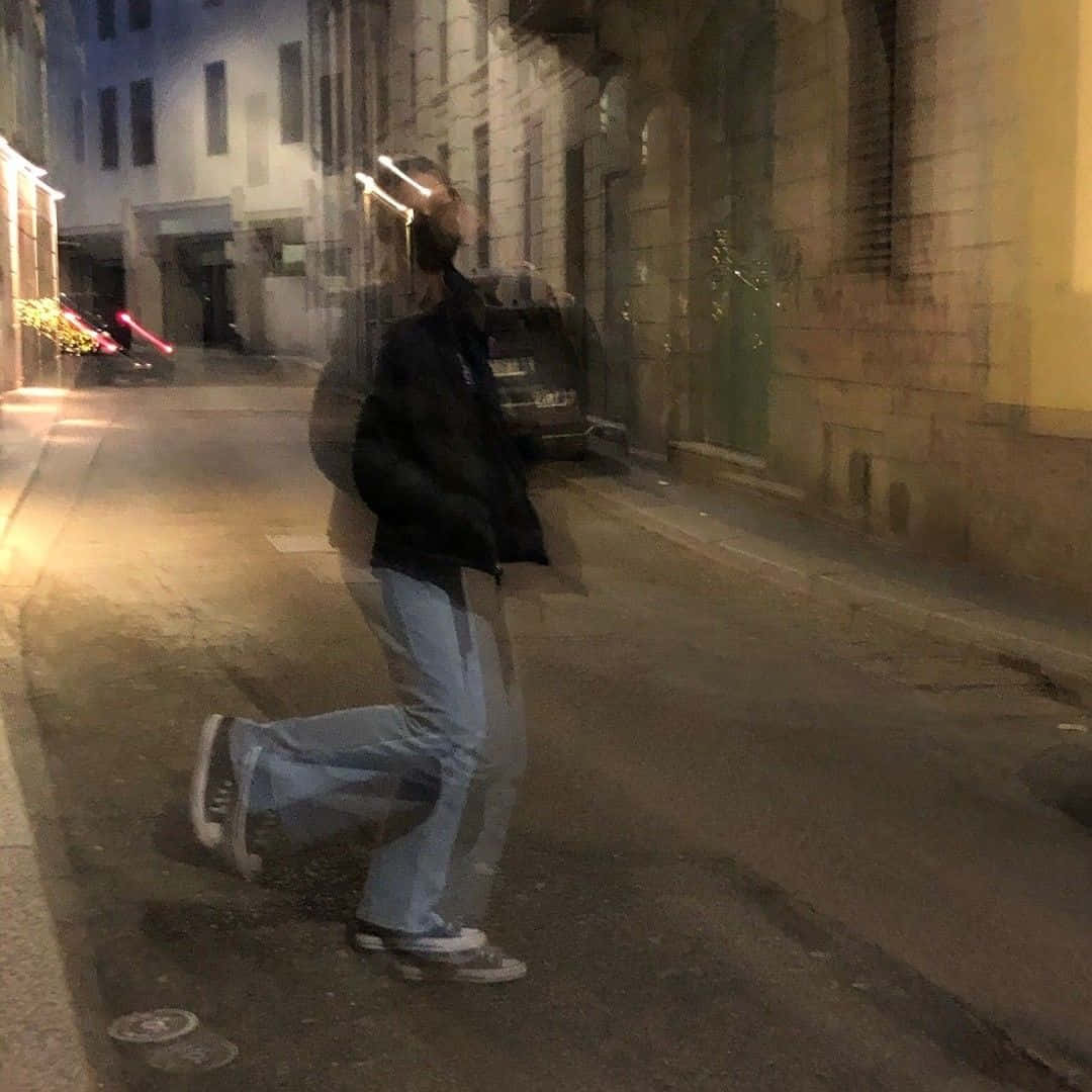 Immaginesfocata Di Un Uomo Che Corre Sulla Strada Di Notte