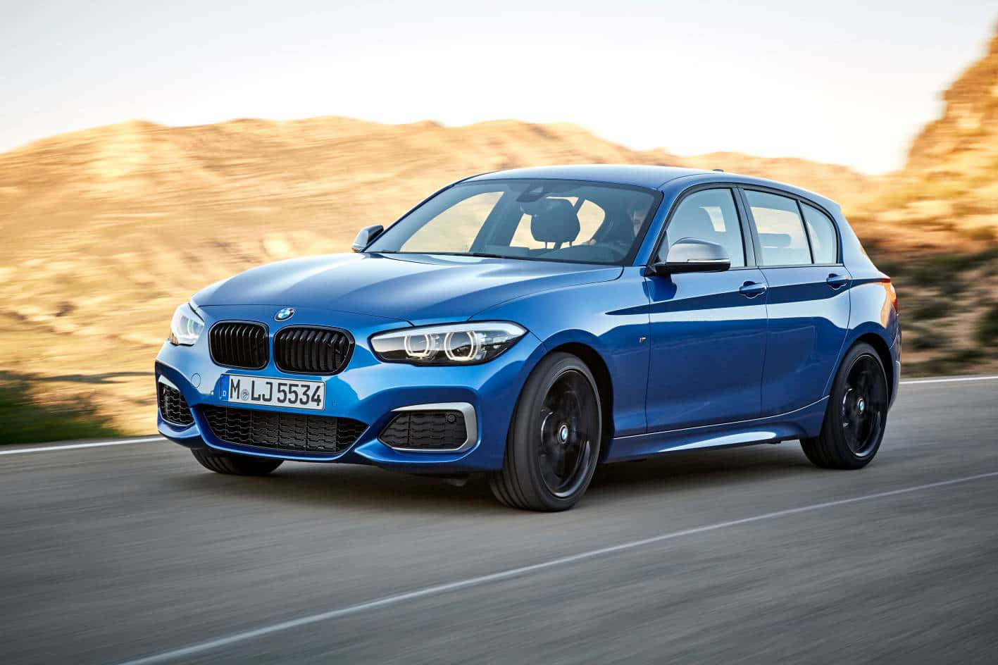 Bmw 1 Series Menampilkan Desain Rampung Dan Kekuatan Wallpaper