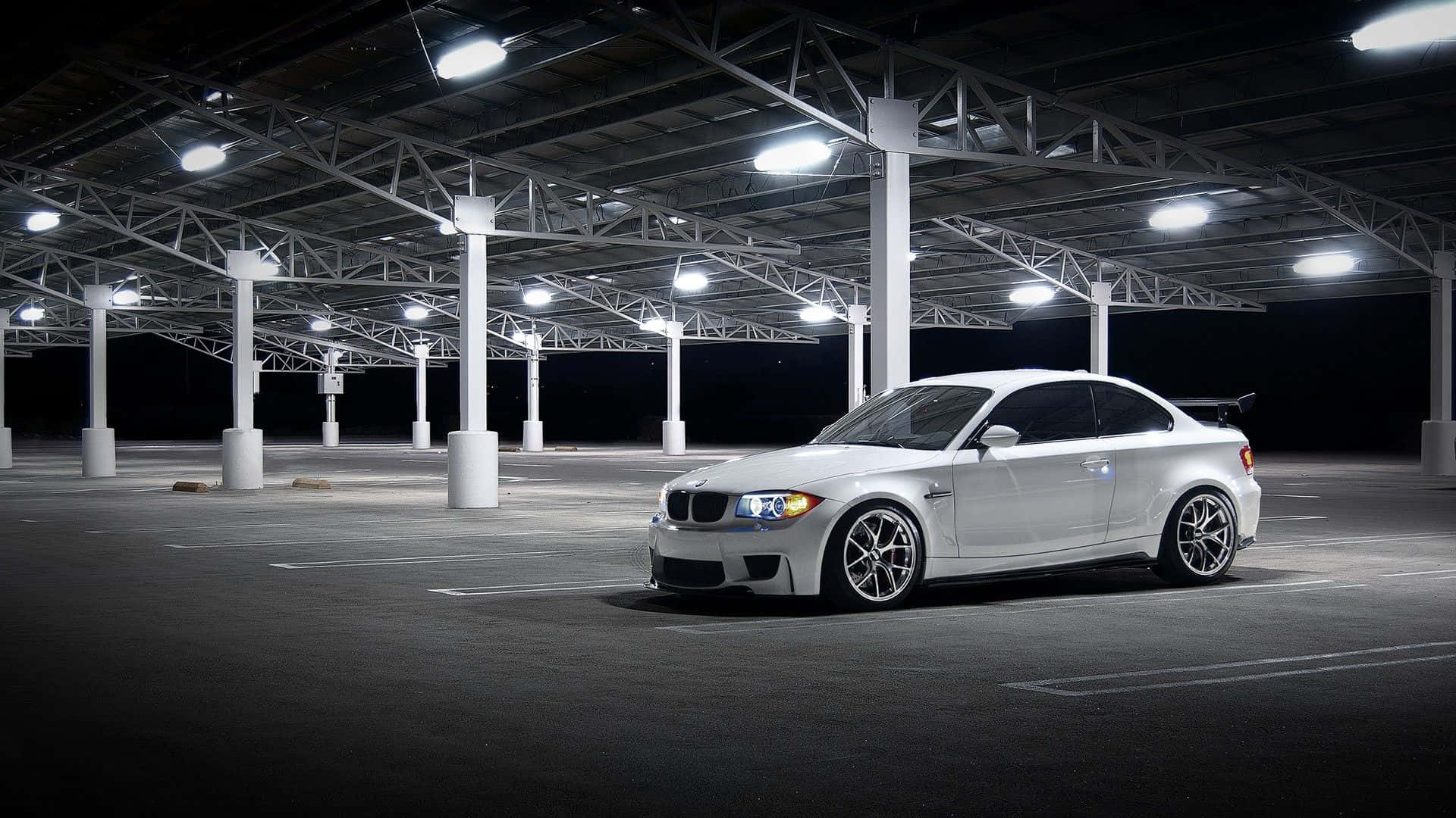 Bmw 1 Series Yang Menakjubkan Di Jalan Yang Indah Wallpaper