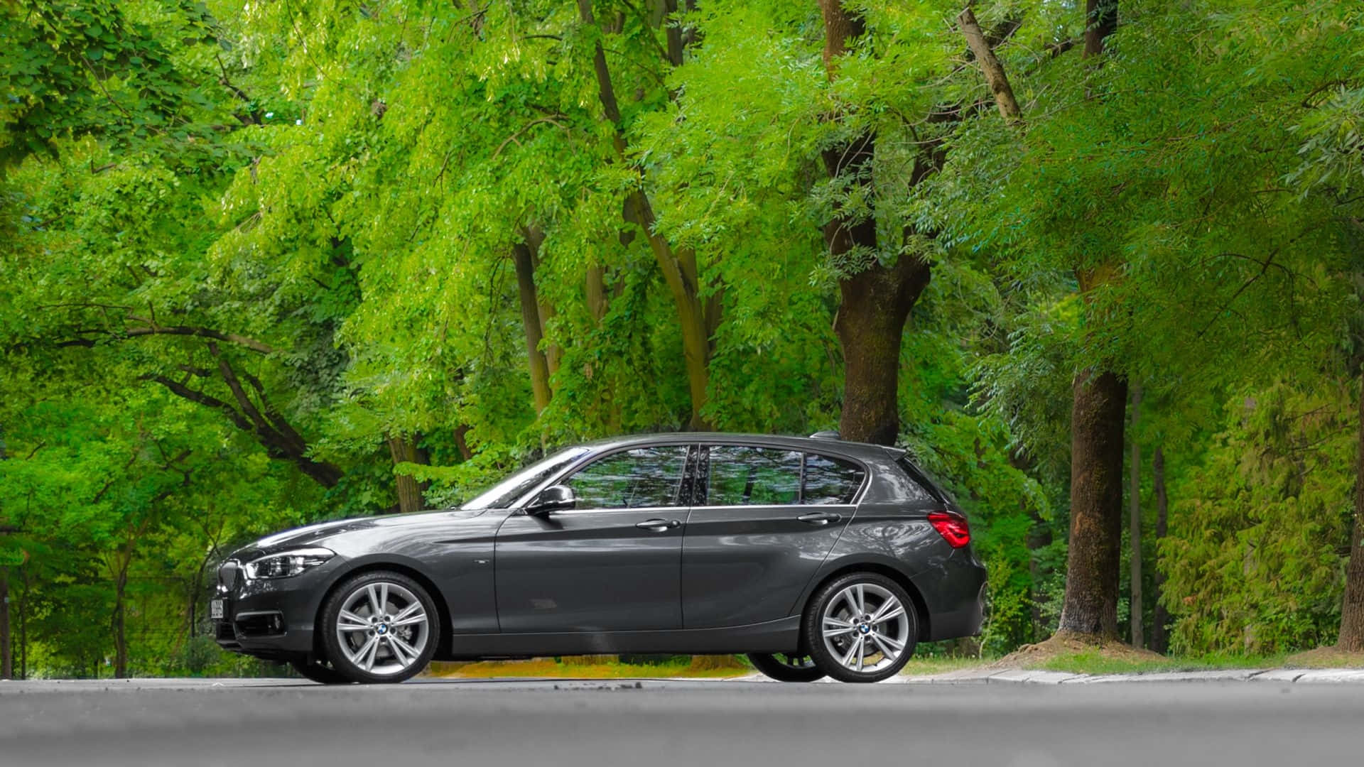 Bmw Série 1 Élégante Et Stylée En Action Fond d'écran