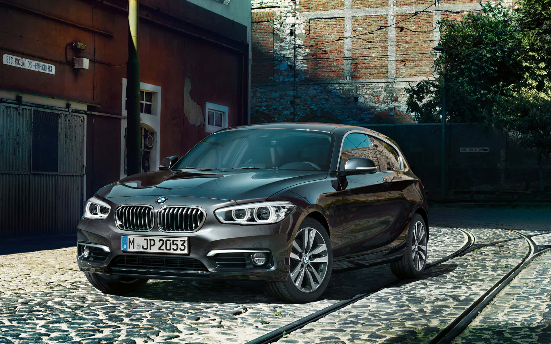 Bmw 1 Series Yang Elegan Di Jalan Wallpaper