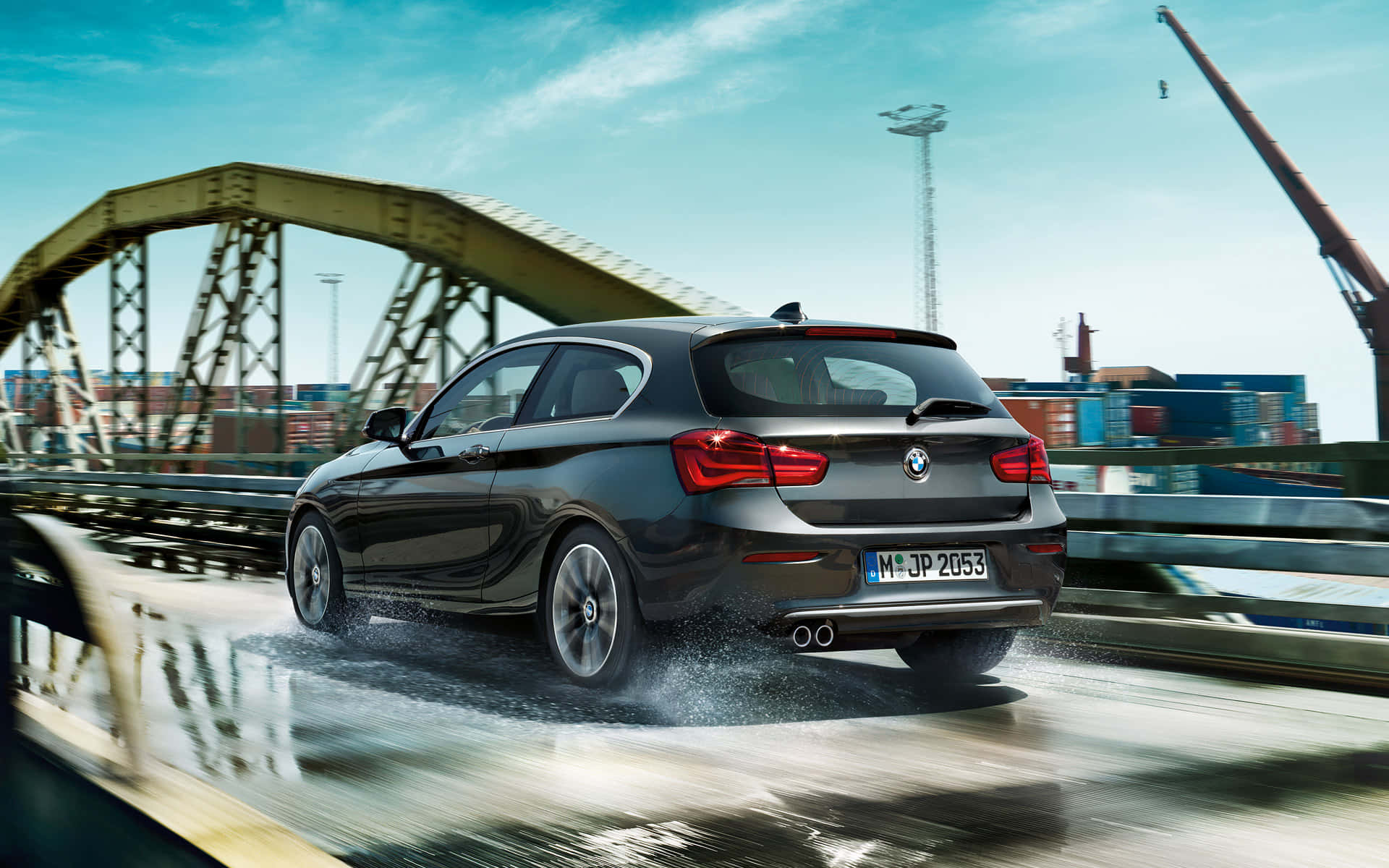 Bmw 1 Series Yang Elegan Di Jalan Wallpaper