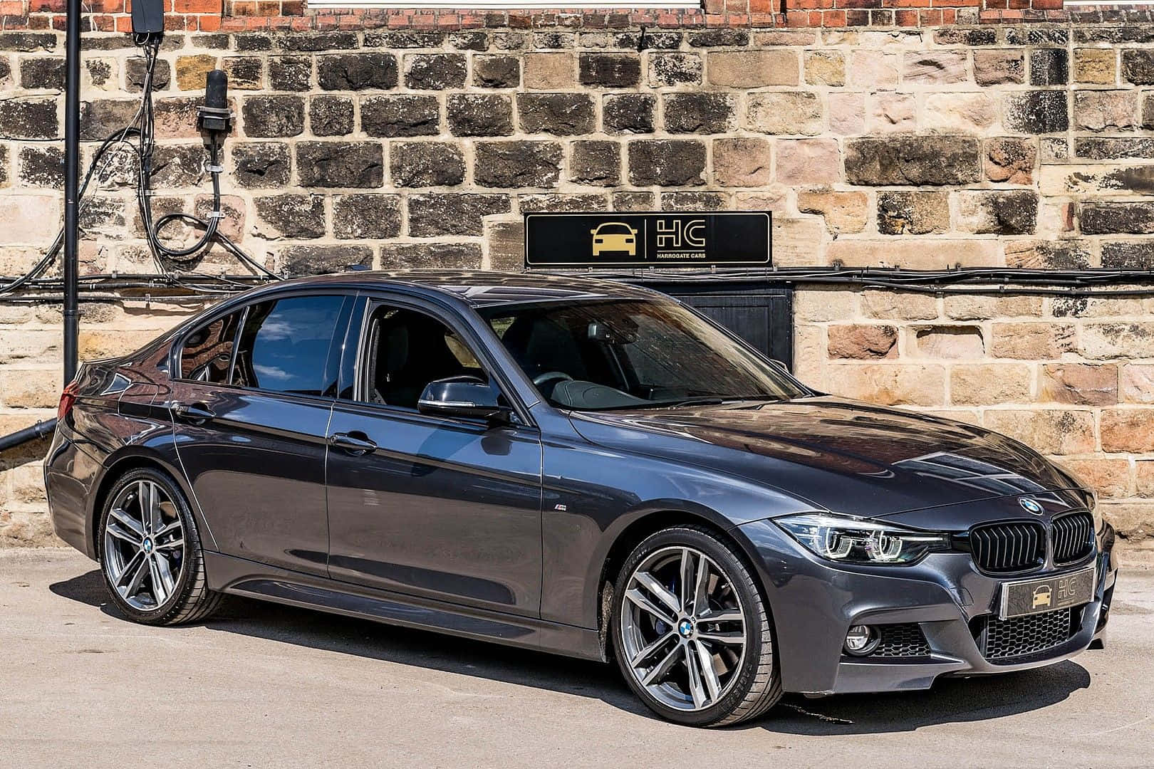 Bmw 3 Series Mewah Melaju Di Jalan Raya Wallpaper