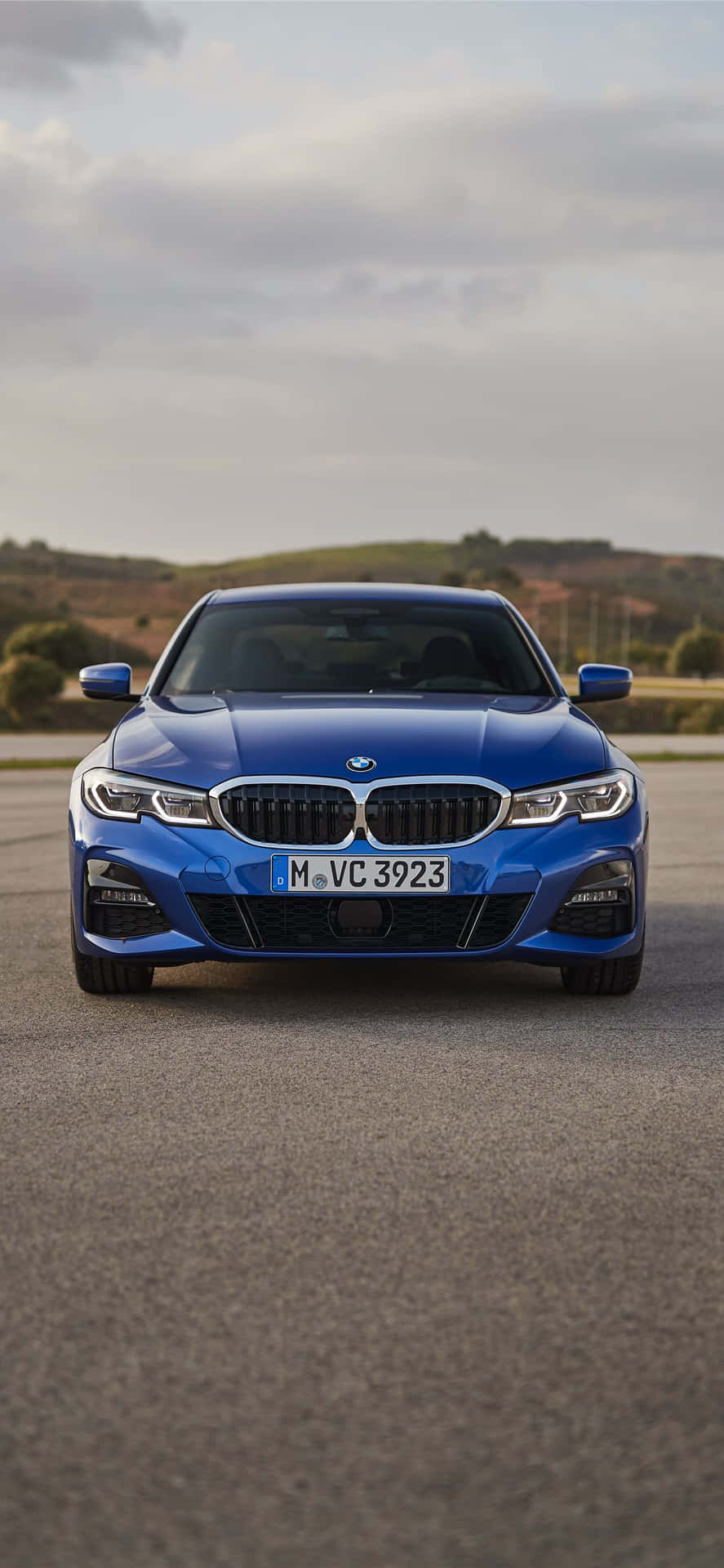 Den blå BMW 4-serie sedan kører ned ad vejen Wallpaper