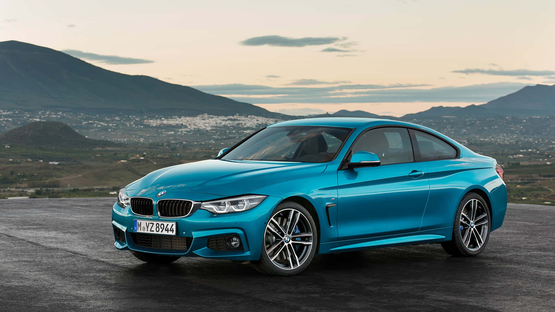 Den nye BMW 4-serie Coupé vises i blå. Wallpaper