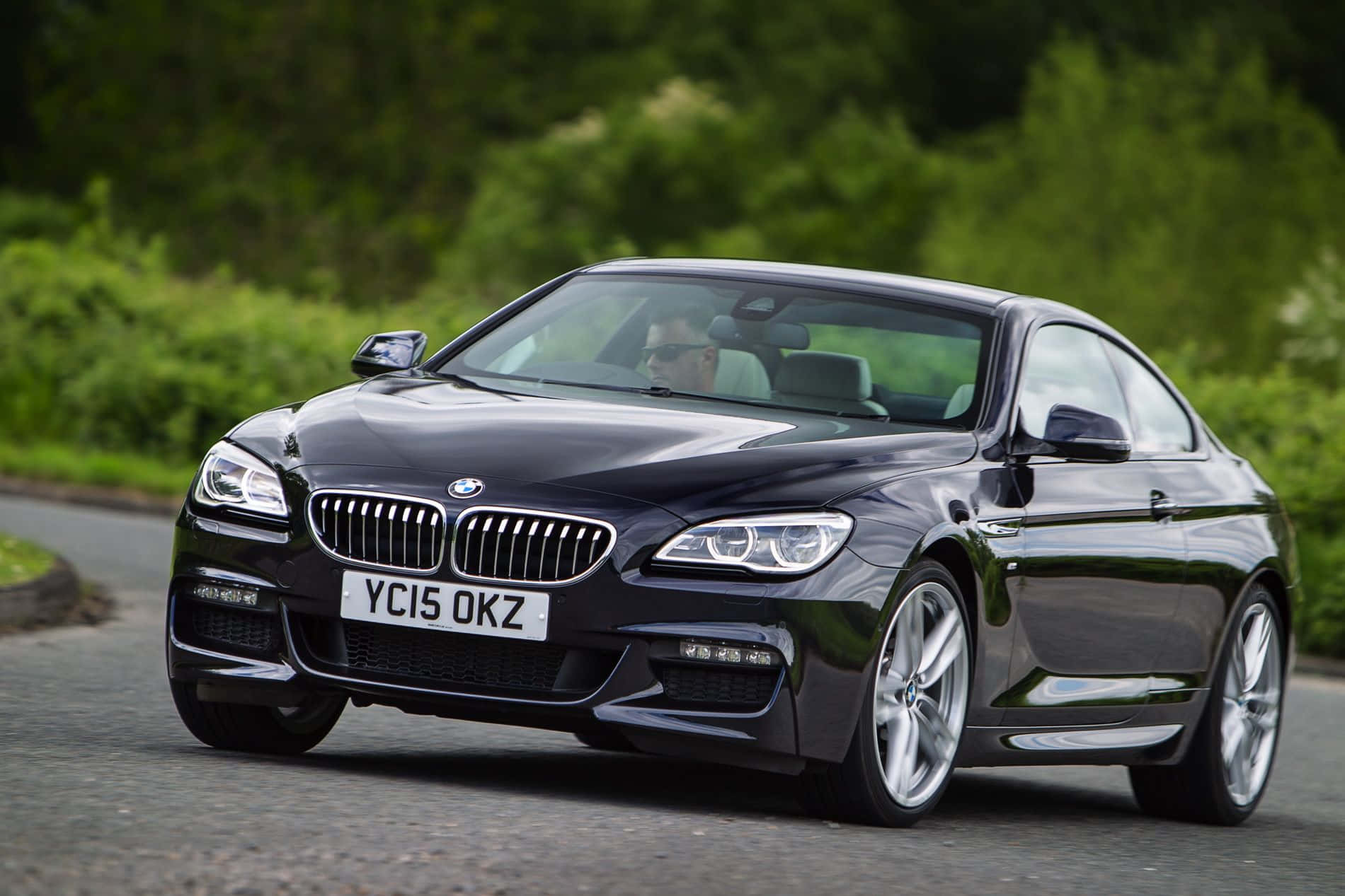 Soepele En Elegante Bmw 6 Serie Op De Weg Achtergrond