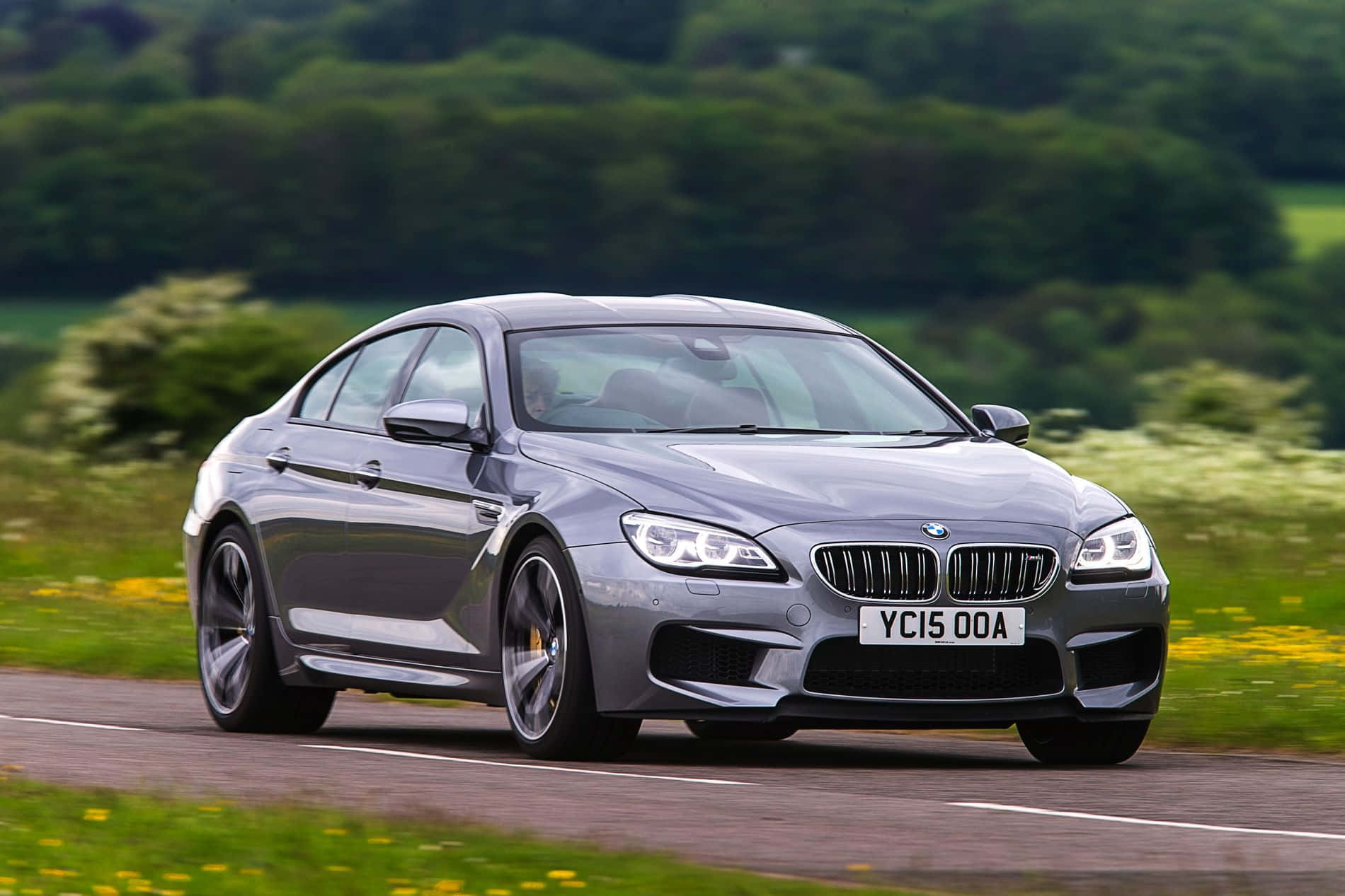 Bmw 6 Serie Luxe Coupe Op De Weg Achtergrond